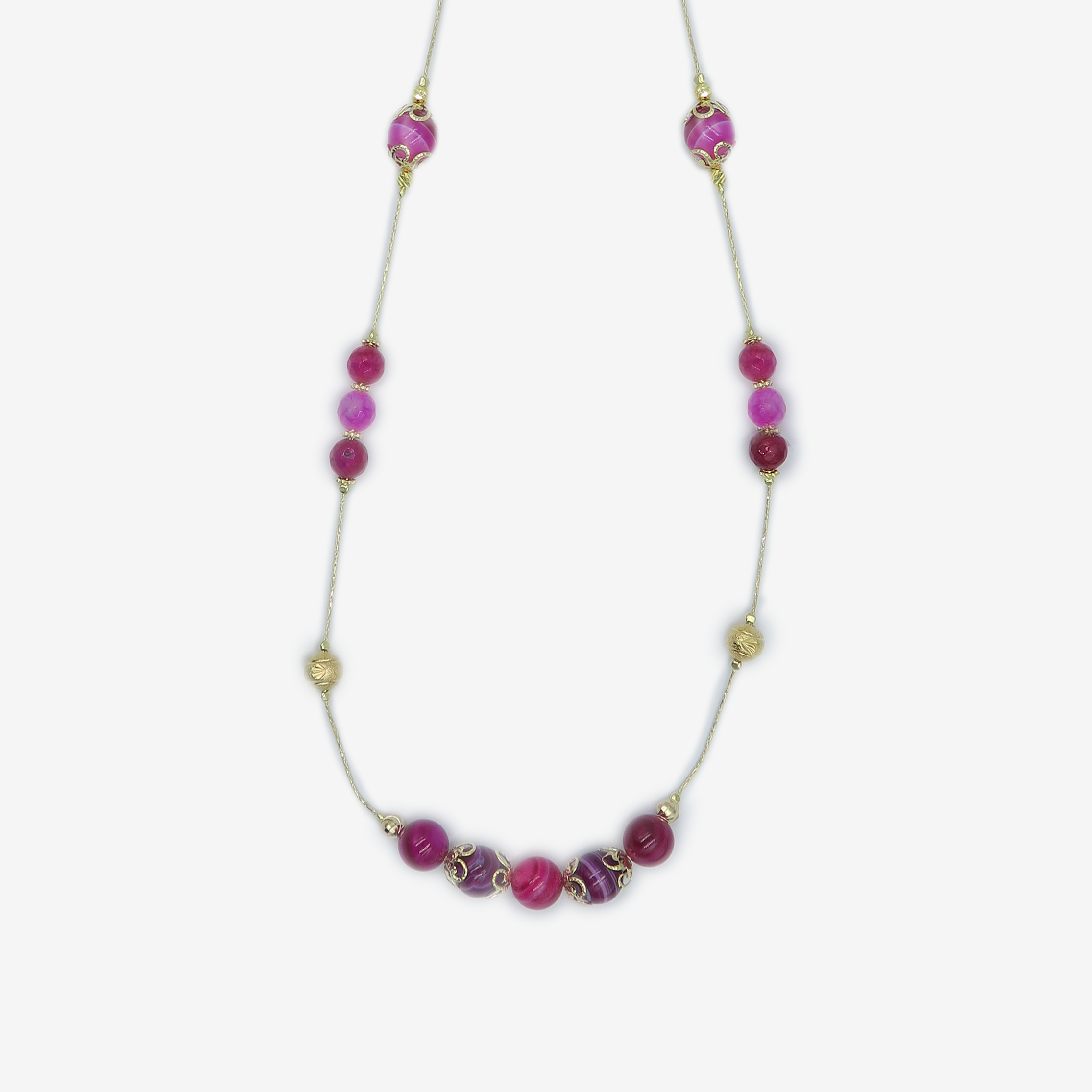 שרשרת ארוכה עשויה אבני אגט בגוונים מגוונים של סגול וורוד – עיצוב שמביא איתו עומק חזותי ועדינות. השרשרת מציגה מעבר עדין בין גוונים עמוקים של סגול לשכבות ורודות רכות, הרמוניה ויזואלית שנשארת רכה ומעודנת. האורך הארוך שלה מאפשר לשלב אותה כשכבה בודדת או לעטוף פעמיים למראה מלא, עשיר ומעוצב. האגט, אבן הידועה בתכונותיה המאזנות, מוסיפה מגע אנרגטי רך לתכשיט. מתאימה לנשים שאוהבות תכשיטים עם נוכחות, צבע ומשמעות.