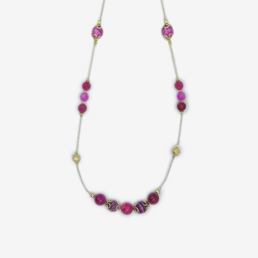 שרשרת ארוכה עשויה אבני אגט בגוונים מגוונים של סגול וורוד – עיצוב שמביא איתו עומק חזותי ועדינות. השרשרת מציגה מעבר עדין בין גוונים עמוקים של סגול לשכבות ורודות רכות, הרמוניה ויזואלית שנשארת רכה ומעודנת. האורך הארוך שלה מאפשר לשלב אותה כשכבה בודדת או לעטוף פעמיים למראה מלא, עשיר ומעוצב. האגט, אבן הידועה בתכונותיה המאזנות, מוסיפה מגע אנרגטי רך לתכשיט. מתאימה לנשים שאוהבות תכשיטים עם נוכחות, צבע ומשמעות.