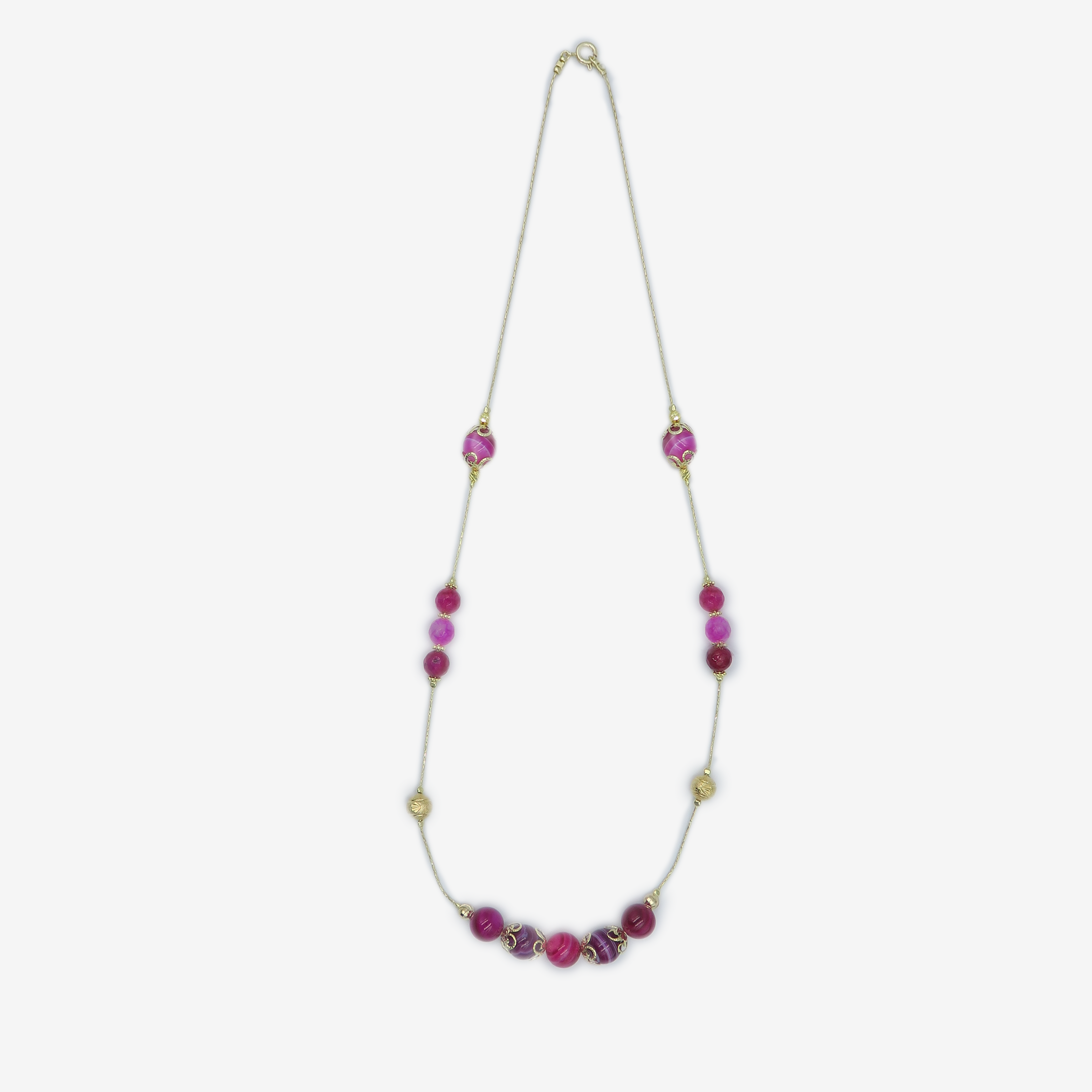 שרשרת ארוכה עשויה אבני אגט בגוונים מגוונים של סגול וורוד – עיצוב שמביא איתו עומק חזותי ועדינות. השרשרת מציגה מעבר עדין בין גוונים עמוקים של סגול לשכבות ורודות רכות, משחק צבעים שמרכך ומחמיא לעור. האורך הארוך שלה מאפשר לשלב אותה כשכבה בודדת או לעטוף פעמיים למראה מלא, עשיר ומעוצב. האגט, אבן הידועה בתכונותיה המאזנות, תורמת לשלווה פנימית בעדינות אלגנטית. מתאימה לנשים שאוהבות תכשיטים עם נוכחות, צבע ומשמעות.