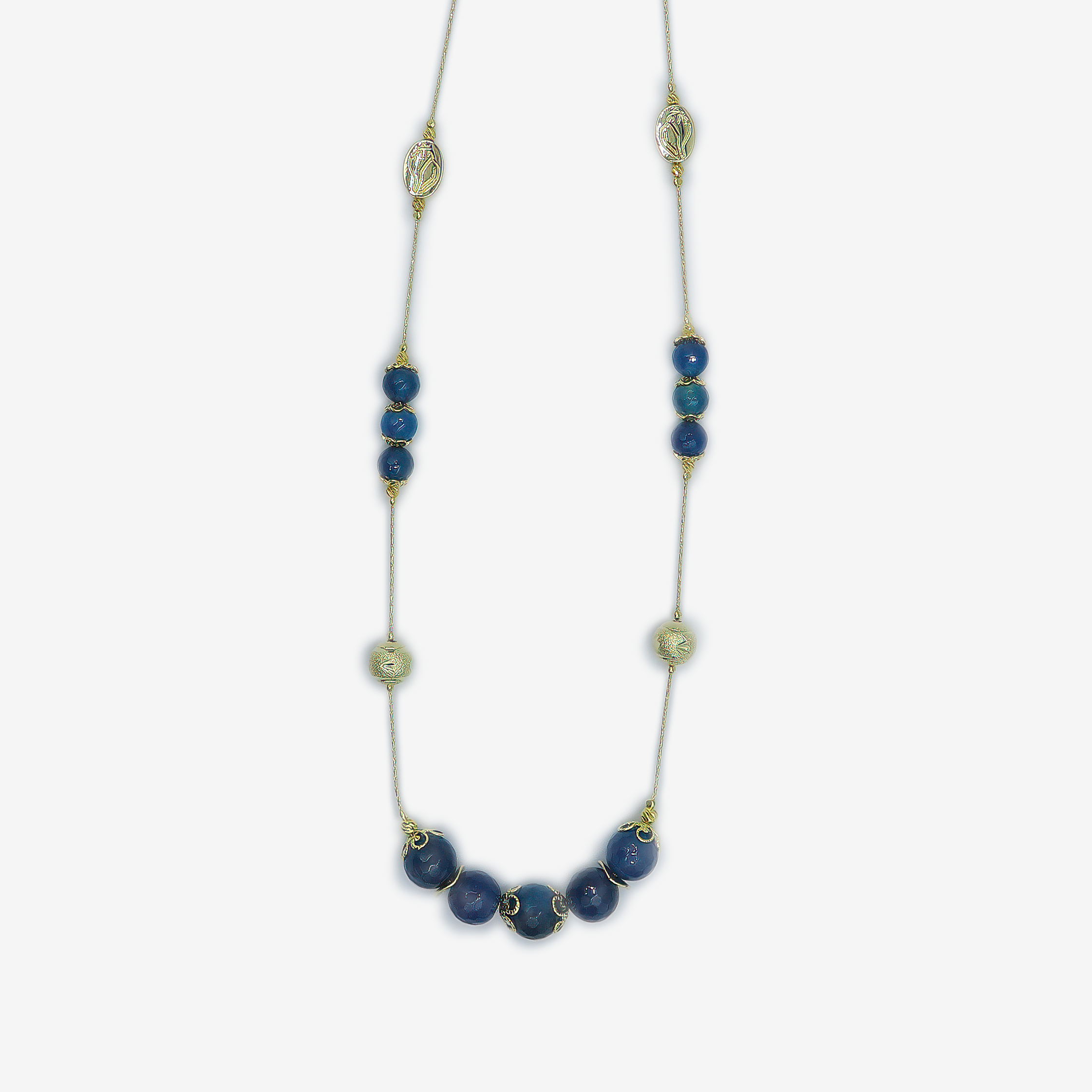 שרשרת ארוכה בעבודת יד מאבני אגט כחולות – מראה כחול עשיר שמקרין יציבות פנימית. החרוזים משתנים בין תכלת בהיר לכחול עמוק, מה שיוצר מראה שמתאים לכל עונה וסגנון. העיצוב הארוך מאפשר גמישות – ניתן לענוד את השרשרת באורך מלא או לעטוף פעמיים למראה רב-שכבתי. אבן האגט נחשבת לאבן הגנה והרגעה, ומוסיפה מגע מרפא שמקרין איזון פנימי. תכשיט מושלם למי שמחפשת גם צבע, גם סגנון וגם תחושת חיבור רגשי לטבע.