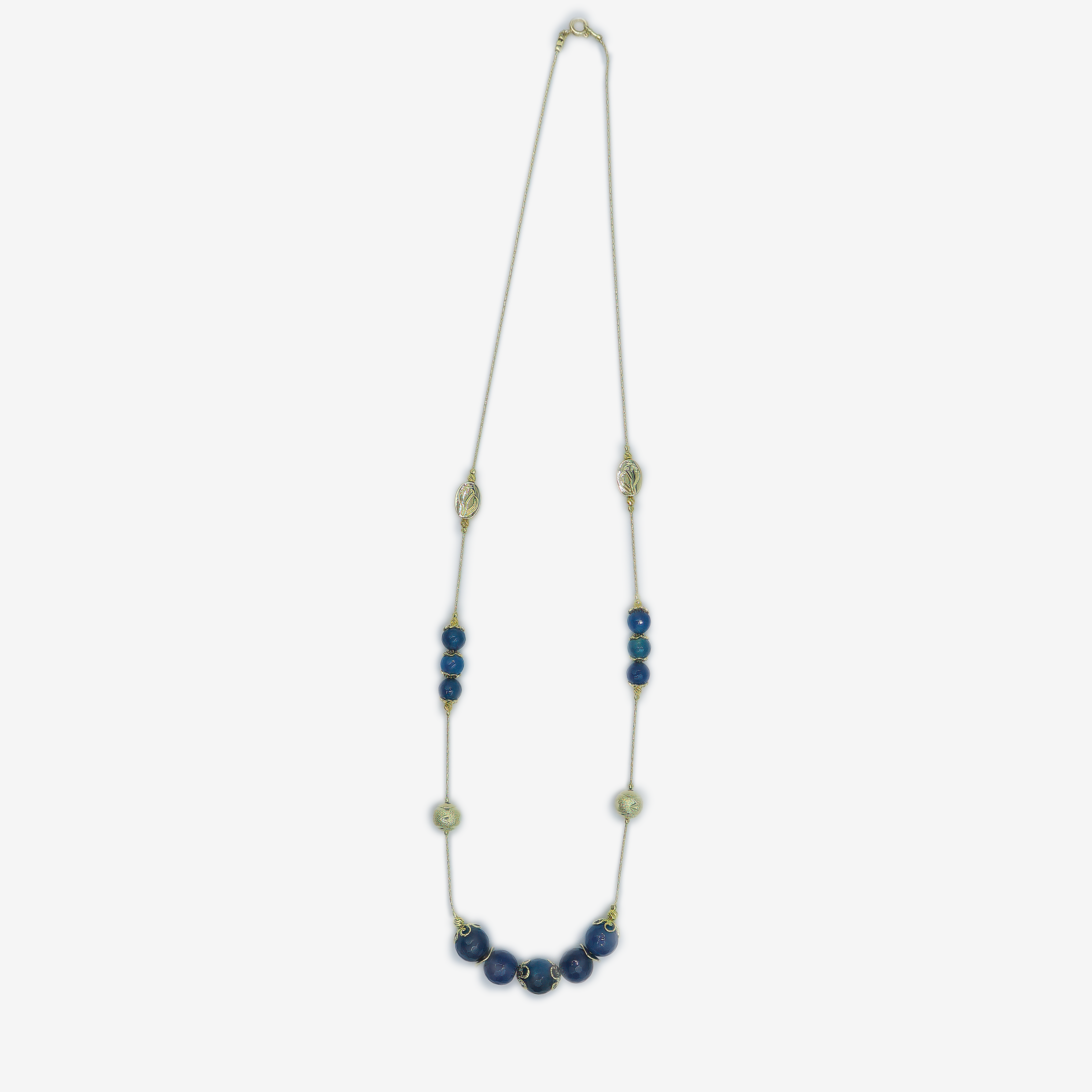 שרשרת ארוכה בעבודת יד מאבני אגט כחולות – עיצוב קלאסי בגווני מים ושקט. החרוזים משתנים בין תכלת בהיר לכחול עמוק, מה שיוצר מראה שמתאים לכל עונה וסגנון. העיצוב הארוך מאפשר גמישות – ניתן לענוד את השרשרת באורך מלא או לעטוף פעמיים למראה רב-שכבתי. אבן האגט נחשבת לאבן הגנה והרגעה, ומוסיפה אנרגיה רגועה שמלווה אותך לאורך היום. תכשיט מושלם למי שמחפשת גם צבע, גם סגנון וגם תחושת חיבור רגשי לטבע.