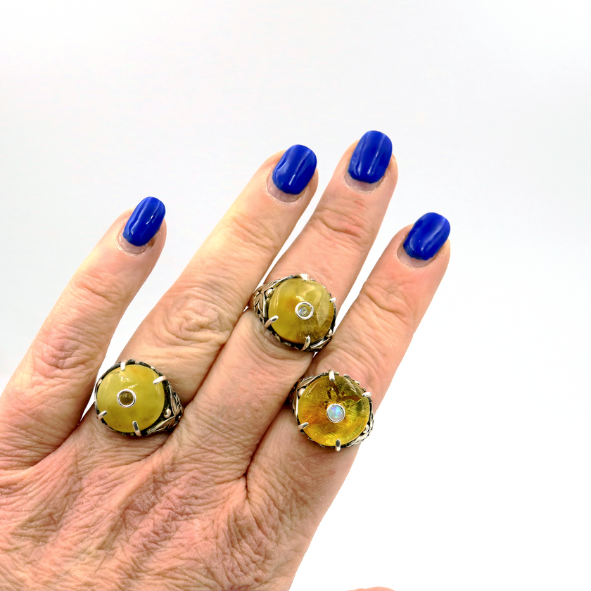 טבעת כסף בשלוב אבן ענבר וגרנט