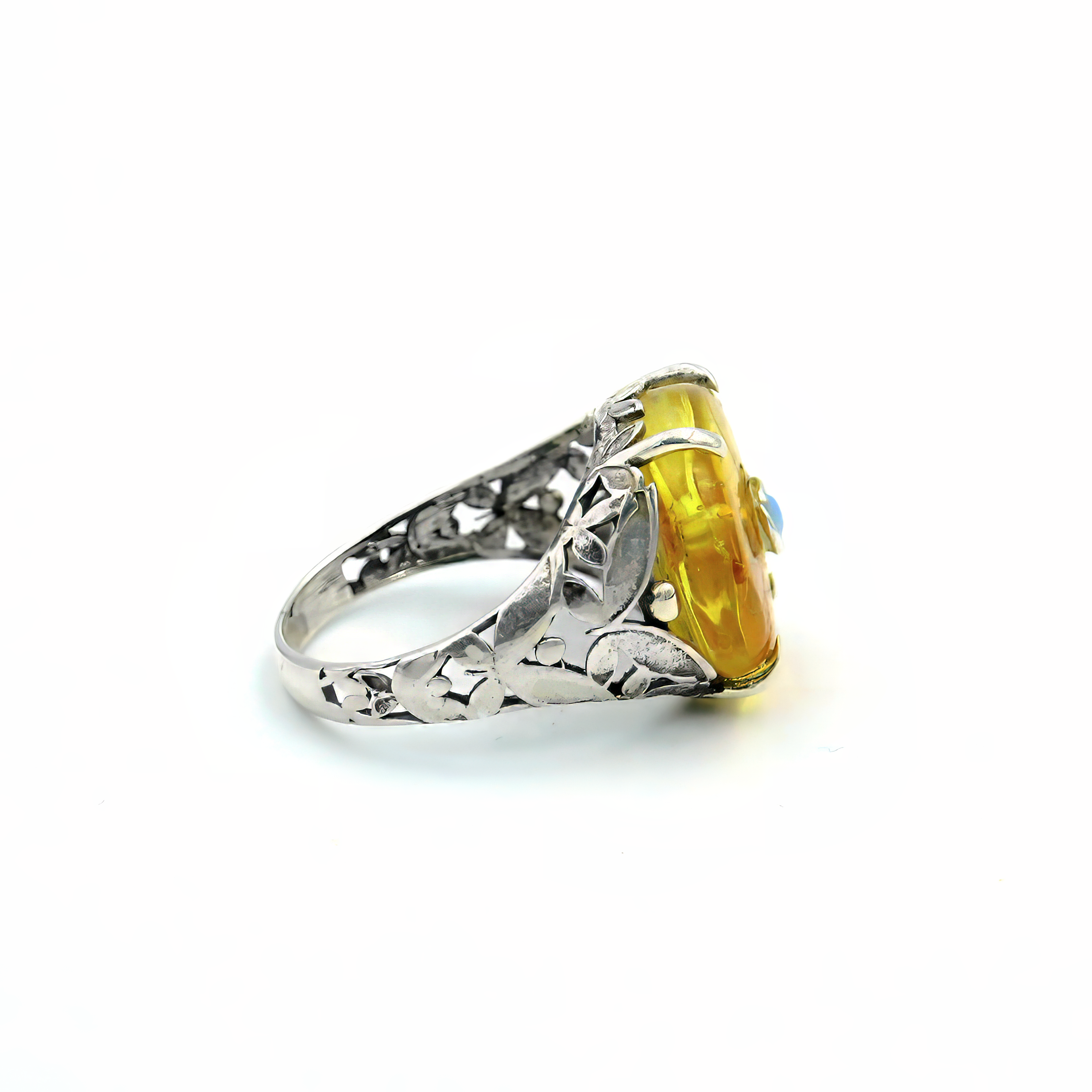 טבעת כסף בשלוב אבן ענבר חצי שקוף ואופל