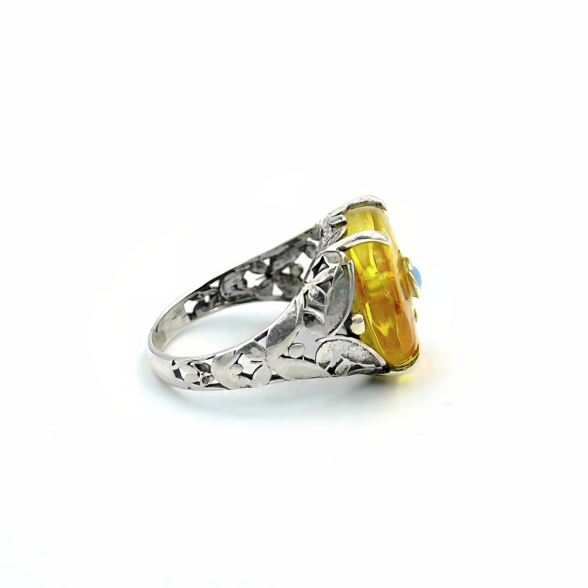 טבעת כסף בשלוב אבן ענבר חצי שקוף ואופל