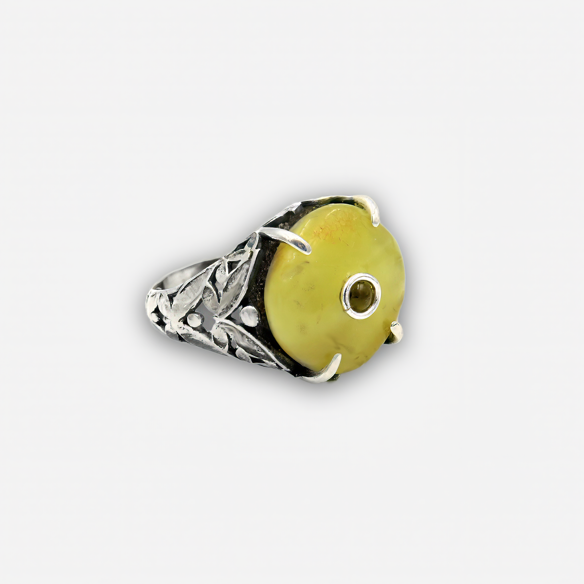 טבעת כסף בשלוב אבן ענבר וגרנט