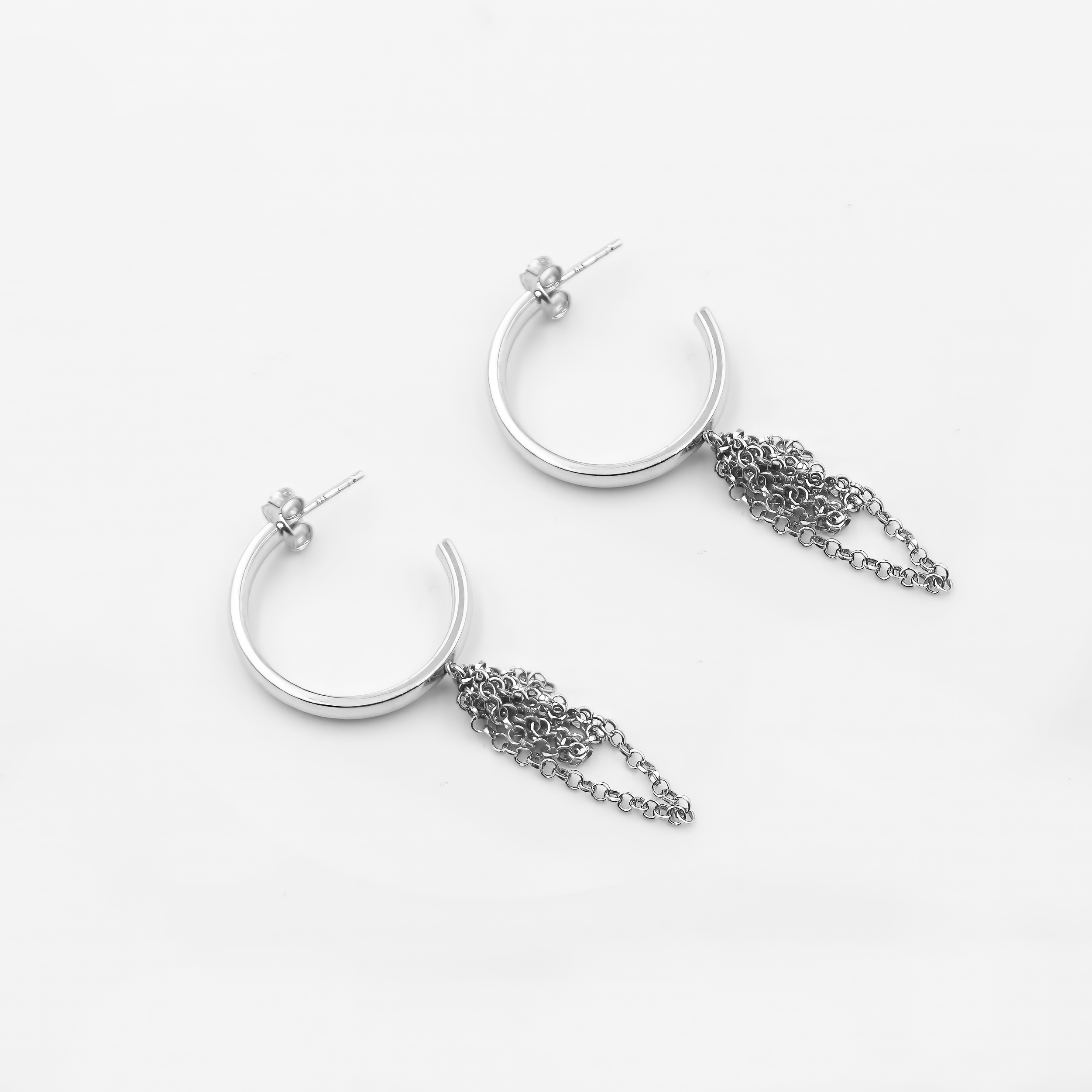 עגילי חישוק מכסף סטרלינג 925 ללא אבנים – תכשיט על-זמני בעיצוב מינימליסטי ונקי. קווים עגולים, אלגנטיים ומדויקים יוצרים מראה קלאסי שמתאים לכל סגנון – קז'ואל, עסקי או ערב. עשויים מכסף אמיתי, עמידים לאורך זמן ומתאימים גם לעור רגיש. העיצוב נטול האבנים מאפשר לענוד אותם עם תכשיטים אחרים או להשאיר את הבמה לזוהר הטבעי של הכסף. עגילים קלילים, נוחים ומלווים אותך כל היום – מושלמים לנשים שאוהבות יופי טבעי וסטייל נקי. תוספת בסיסית ומדויקת לקולקציית התכשיטים שלך.

