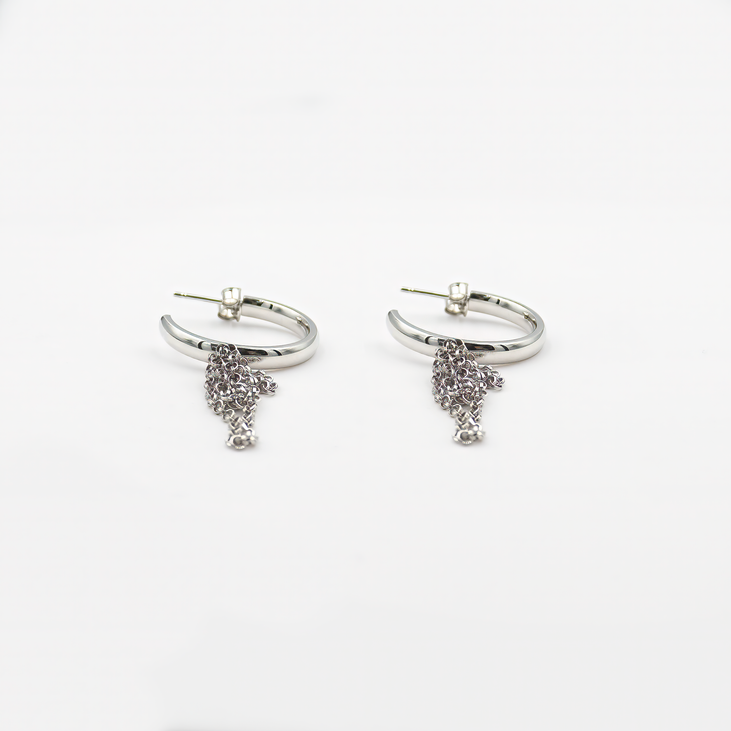 עגילי חישוק בעבודת יד מכסף סטרלינג 925, בעיצוב אלגנטי ונקי, ללא אבנים – ביטוי מושלם של פשטות יוקרתית. החישוקים בעובי מדויק ובגודל מאוזן, מתאימים לכל מראה – מהופעה יומיומית ועד ללבוש ערב אלגנטי. הכסף הטהור מעניק ברק עדין, שמתמזג נפלא עם גווני עור שונים ומשדר סטייל שקט. עגילים שמתאימים לכל עונה, לכל גיל ולכל מצב רוח. מתנה מעולה לאוהבות עיצוב מודרני, נייטרלי ועל-זמני. מגיעים באריזת מתנה מהודרת – תכשיט שהוא גם פשוט וגם מושלם.

