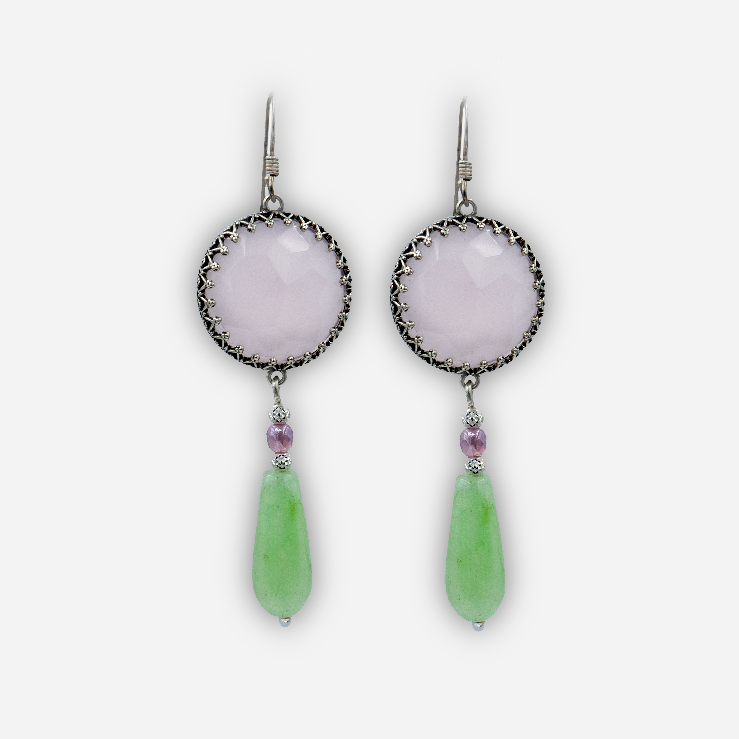 עגילים תלויים מכסף עם אבני אופליט בגוונים משתנים של ורוד וירוק, עיצוב עדין ומרענן שמקרין נשיות טבעית וחיוניות.
זוג עגילים מכסף סטרלינג עם אופליט בגוון ורוד רך וירוק טבעי, תכשיט שמשלב צבעים נעימים ועדינים למראה יומיומי ייחודי.