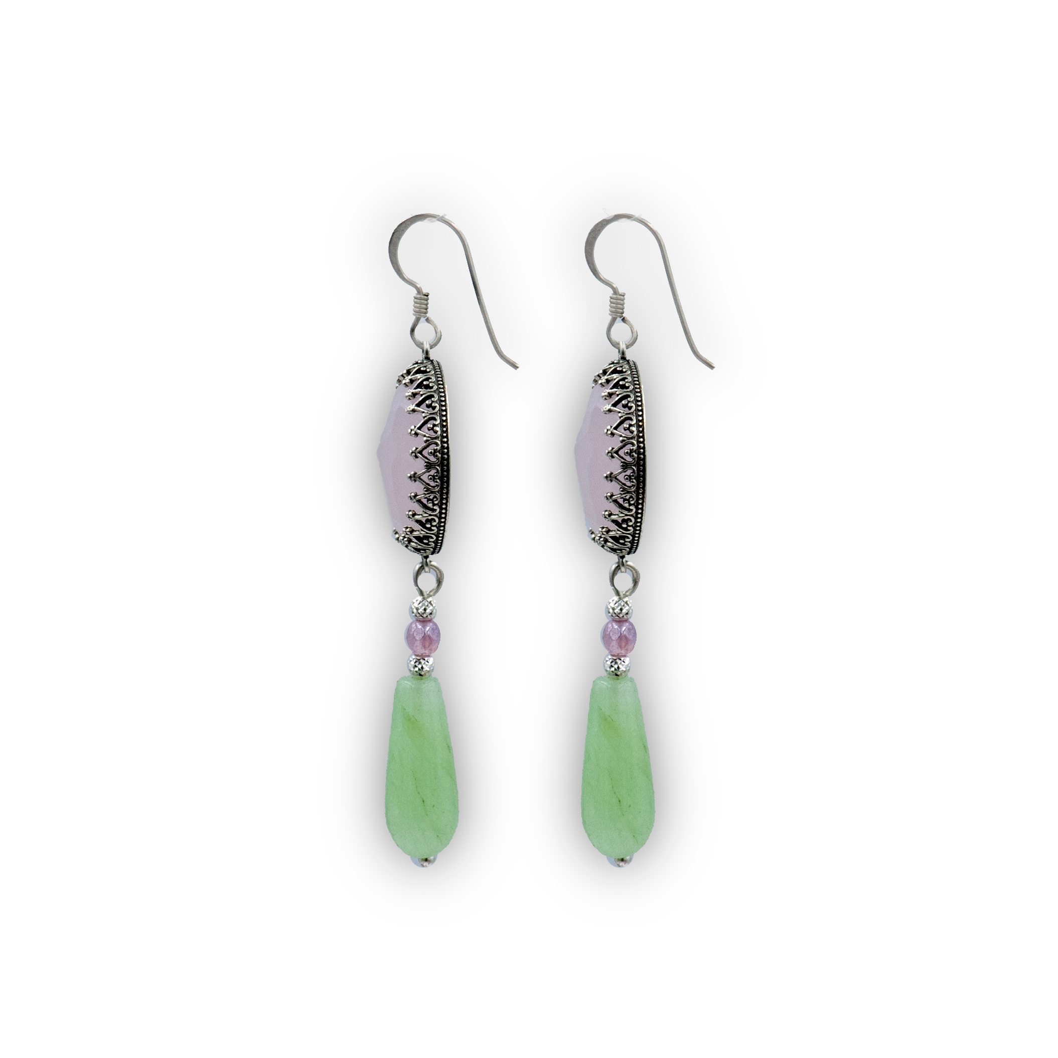 תכשיט מכסף עם אבני אופליט בגווני ורוד וירוק, עיצוב שמשלב ניגודים רכים ונותן מראה טבעי ורענן לכל לוק.
עגילים תלויים עם שילוב קסום של אופליט ורוד וירוק על כסף סטרלינג, תכשיט עדין עם נוכחות צבעונית וייחודית.