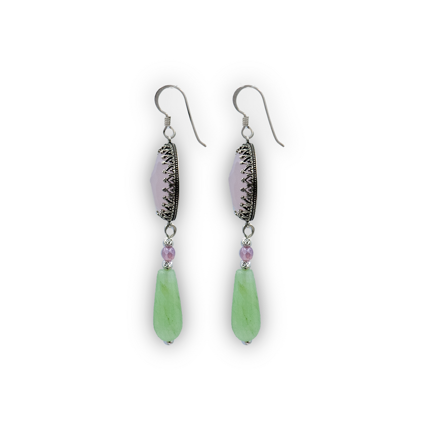 תכשיט מכסף עם אבני אופליט בגווני ורוד וירוק, עיצוב שמשלב ניגודים רכים ונותן מראה טבעי ורענן לכל לוק.
עגילים תלויים עם שילוב קסום של אופליט ורוד וירוק על כסף סטרלינג, תכשיט עדין עם נוכחות צבעונית וייחודית.