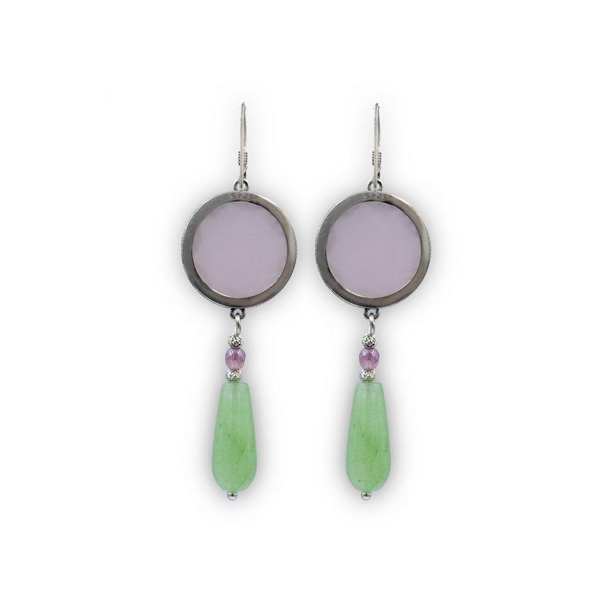 עגילים בעבודת יד מכסף 925 עם אבני אופליט ורודות וירוקות בגוונים מתחלפים, עיצוב קליל ואורירי המשרה תחושת רוגע ואיזון.
עגילים תלויים עם אופליט בגוונים ורודים וירוקים, מסגרת כסף אלגנטית, מתאימים לנשים שמחפשות תכשיט צבעוני ועדין בו זמנית.