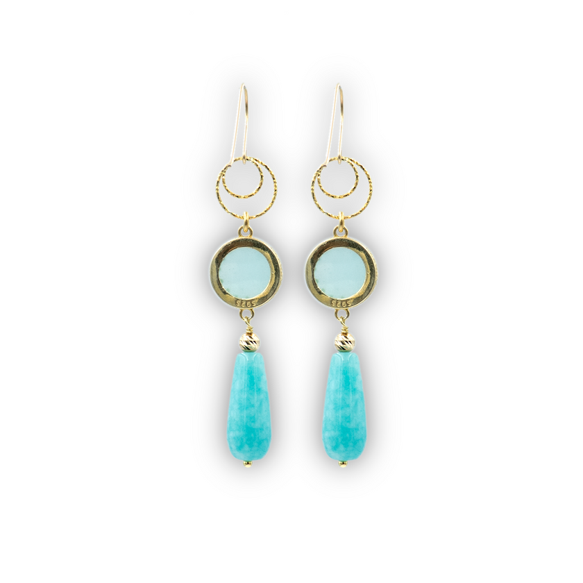 זוג עגילים תלויים מכסף איכותי עם שילוב מעורר השראה של אופליט כחול בהיר ואמזונייט בגוון מים עמוקים. תכשיט שנראה כמו טיפה מתוך נוף טבעי קסום – השתקפות של שמיים ושקט פנימי. האופליט בגוון תכלת מעודן משתנה באור, והאמזונייט מוסיף חמימות רגועה ונגיעה צבעונית ייחודית. מתאים לנשים שאוהבות תכשיטים עם סיפור, רגש וסטייל נינוח־אלגנטי.