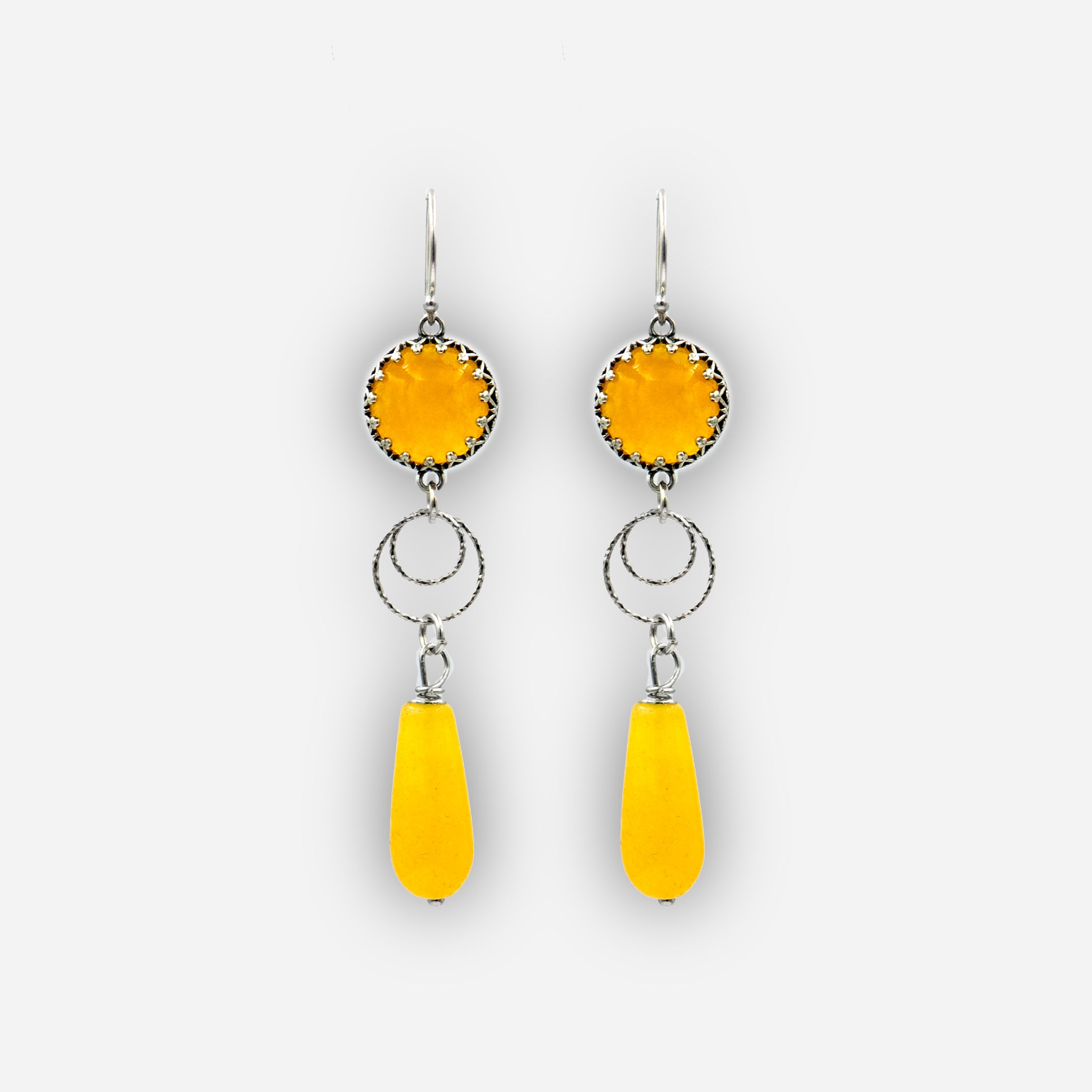 עגילים תלויים מכסף סטרלינג עם אגת צהובה טבעית – עבודת יד עם נגיעה של שמש
תכשיט עדין ואלגנטי, המשלב כסף סטרלינג מבריק עם אבן אגת צהובה חמימה בגוון שמש זהוב. כל אבן נבחרת בקפידה, כך שאין שני עגילים זהים. מושלמים להאיר את היום שלך או כמתנה עם משמעות.