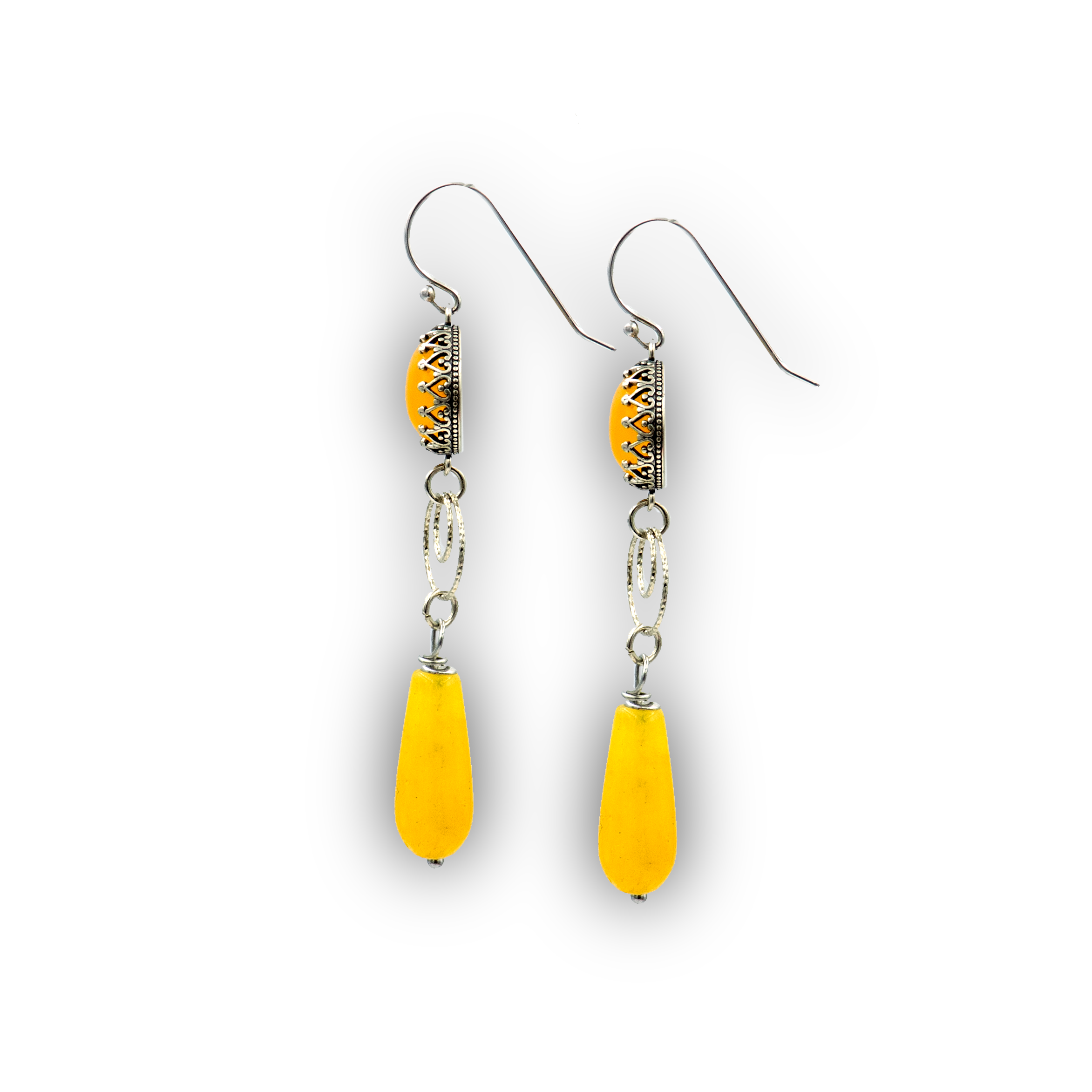 עגילים ארוכים מכסף 925 עם תליון אגת בגוון דבש – אלגנטיות רכה
אבן האגת הצהובה מביאה איתה תחושת חום ואופטימיות, והעיצוב הנקי מדגיש את יופייה הטבעי. כל פרט נבחר בקפידה: מהאבן ועד לתליון הכסף המוברש. תכשיט שמשתלב עם כל סגנון ומוסיף אור לפנים.