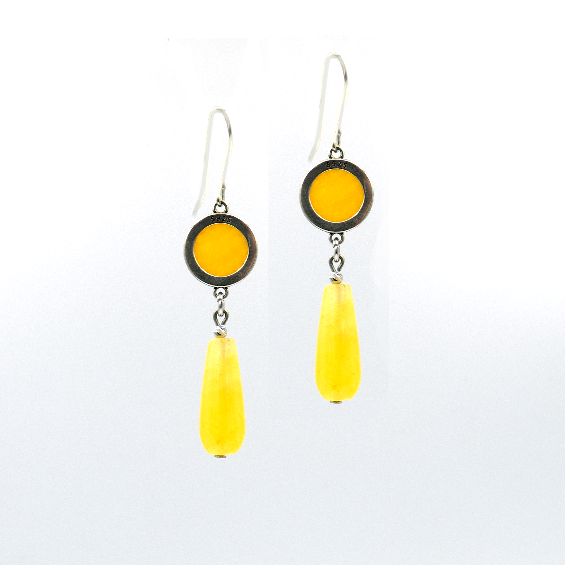 עגילים עדינים מכסף סטרלינג עם אגת צהובה – מתנה עם משמעות ואור
עגילים מלאי אופי, שמשלבים טבע עם מראה מודרני נקי. האבן הצהובה מסמלת בהירות, שלווה והתחלה חדשה. מתאימים כמתנה לחברה אהובה, ליום הולדת, או כפינוק אישי שיזכיר לך את האור הפנימי שלך.

