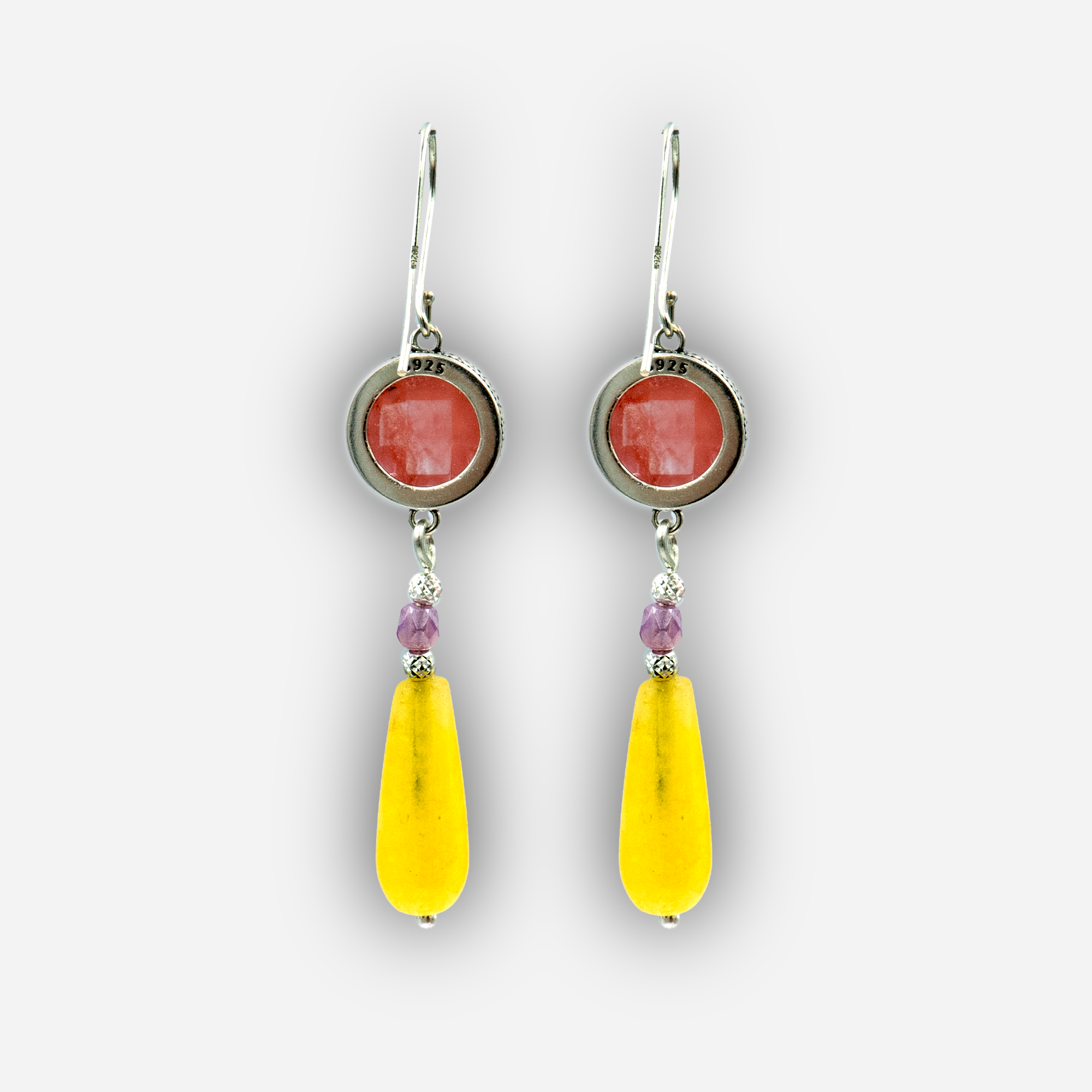 עגילים בעבודת יד מכסף 925 עם אופליט ורדרד ואגת בגוון לימון – שילוב צבעים מעורר השראה
תכשיט שמשלב ניגוד הרמוני בין קרירות רכה של הורוד לבין חמימות נעימה של הצהוב. עיצוב אוורירי שמשדר אנרגיה חיובית ואסתטיקה טבעית ומודרנית גם יחד.