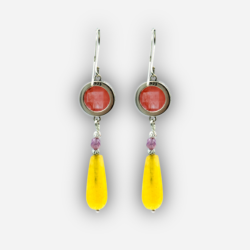 עגילים בעבודת יד מכסף 925 עם אופליט ורדרד ואגת בגוון לימון – שילוב צבעים מעורר השראה
תכשיט שמשלב ניגוד הרמוני בין קרירות רכה של הורוד לבין חמימות נעימה של הצהוב. עיצוב אוורירי שמשדר אנרגיה חיובית ואסתטיקה טבעית ומודרנית גם יחד.