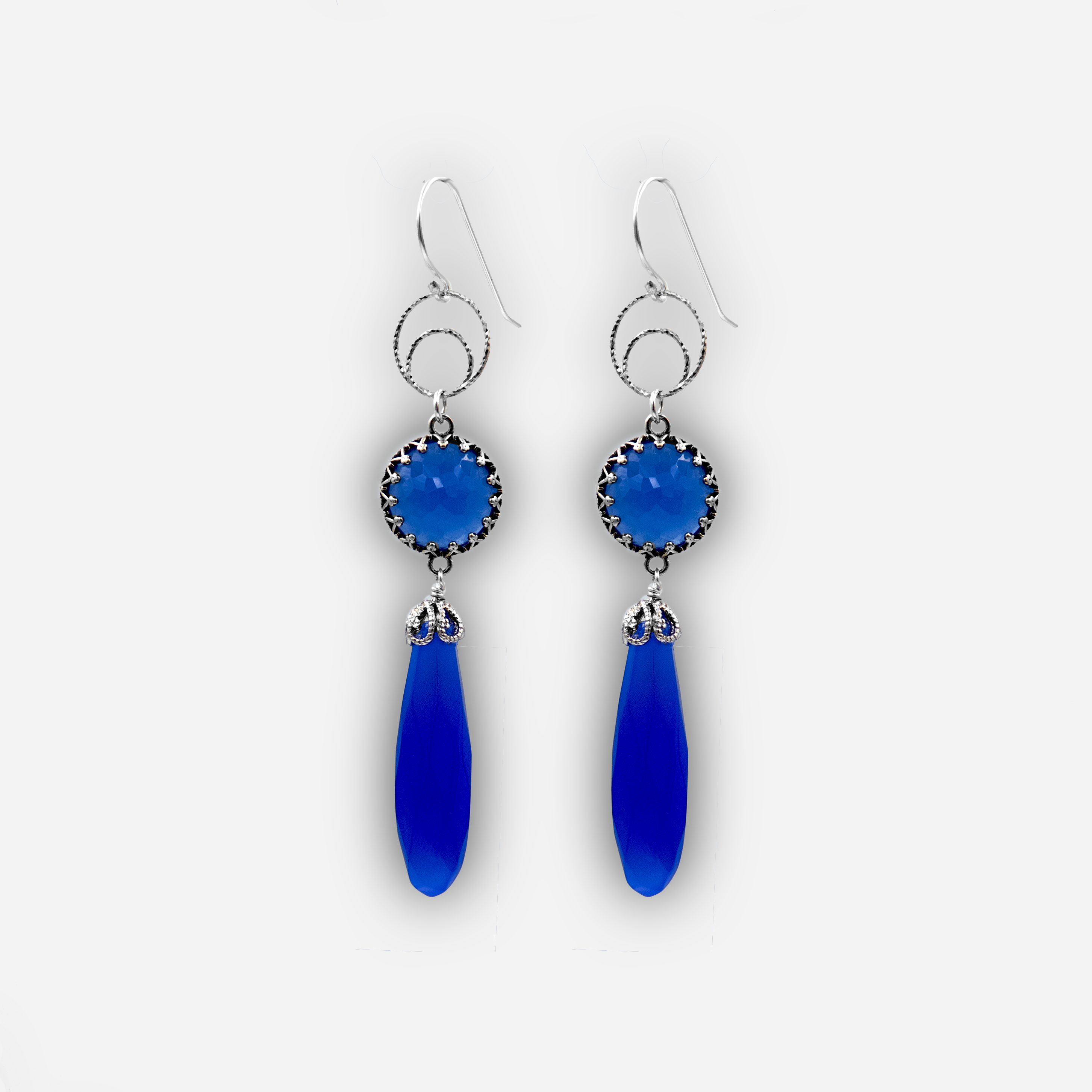 עגילים תלויים בעבודת יד מכסף סטרלינג 925 עם אבני אופליט בגוון רויאל כחול עמוק ומבריק, בעיצוב אלגנטי ומרשים שמעניק מראה יוקרתי אך נשי ועדין. תכשיט שמתאים גם לערב וגם ליום-יום עם טאץ' מלכותי וצבע עשיר.