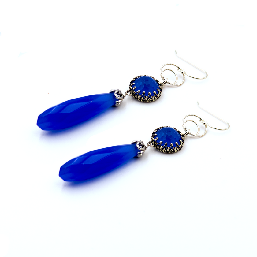 תכשיט תלוי בעבודת יד עם אבני אופליט בגוון כחול רויאל מהפנט, משובץ על כסף סטרלינג מבריק. שילוב צבעים מלא עוצמה שמזכיר שמי חורף צלולים, ומעניק לעונדת מראה מלא תעוזה, רוך ואור פנימי.