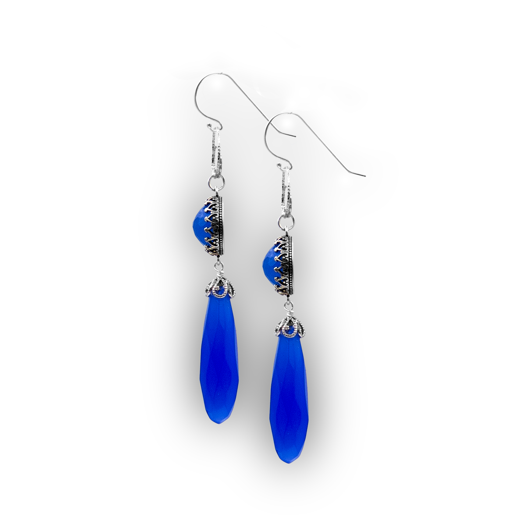 עגילים עדינים מכסף סטרלינג 925, משובצים באבני אופליט בגוון רויאל כחול עמוק עם נצנוץ פנימי, עיצוב שמשלב יוקרה עדינה ונוכחות צבעונית – מושלם להשלמת לוק ערב קלאסי או לבגד יומיומי עם סטייל.