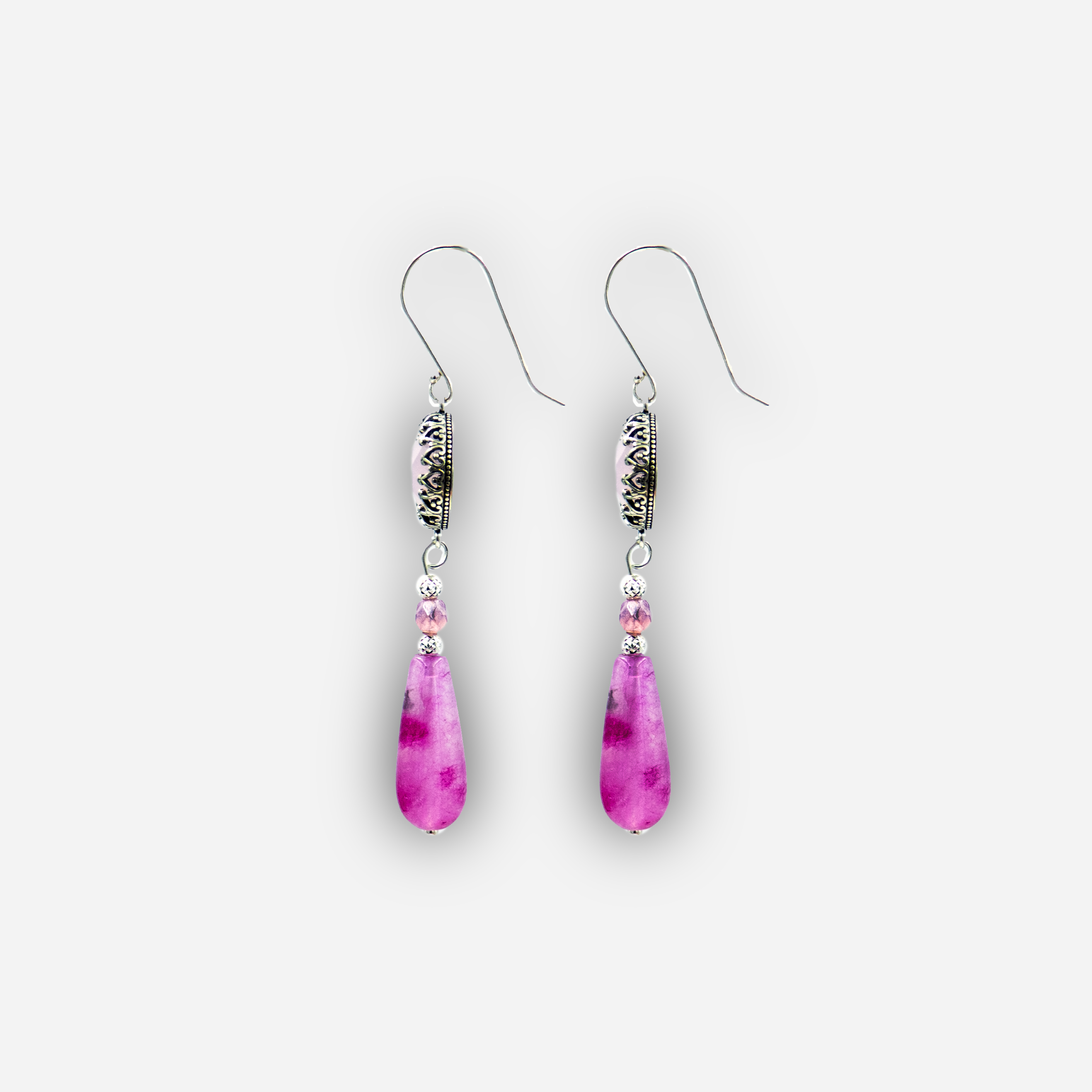 עגילים ארוכים מעוצבים בעבודת יד מכסף סטרלינג, עם אבני אופליט בגוון ורוד שקוף וטיפת אגת פוקסיה נועזת, תכשיט קל משקל עם עיצוב מודרני שמשדר נשיות, רוך וחיוניות מיוחדת.