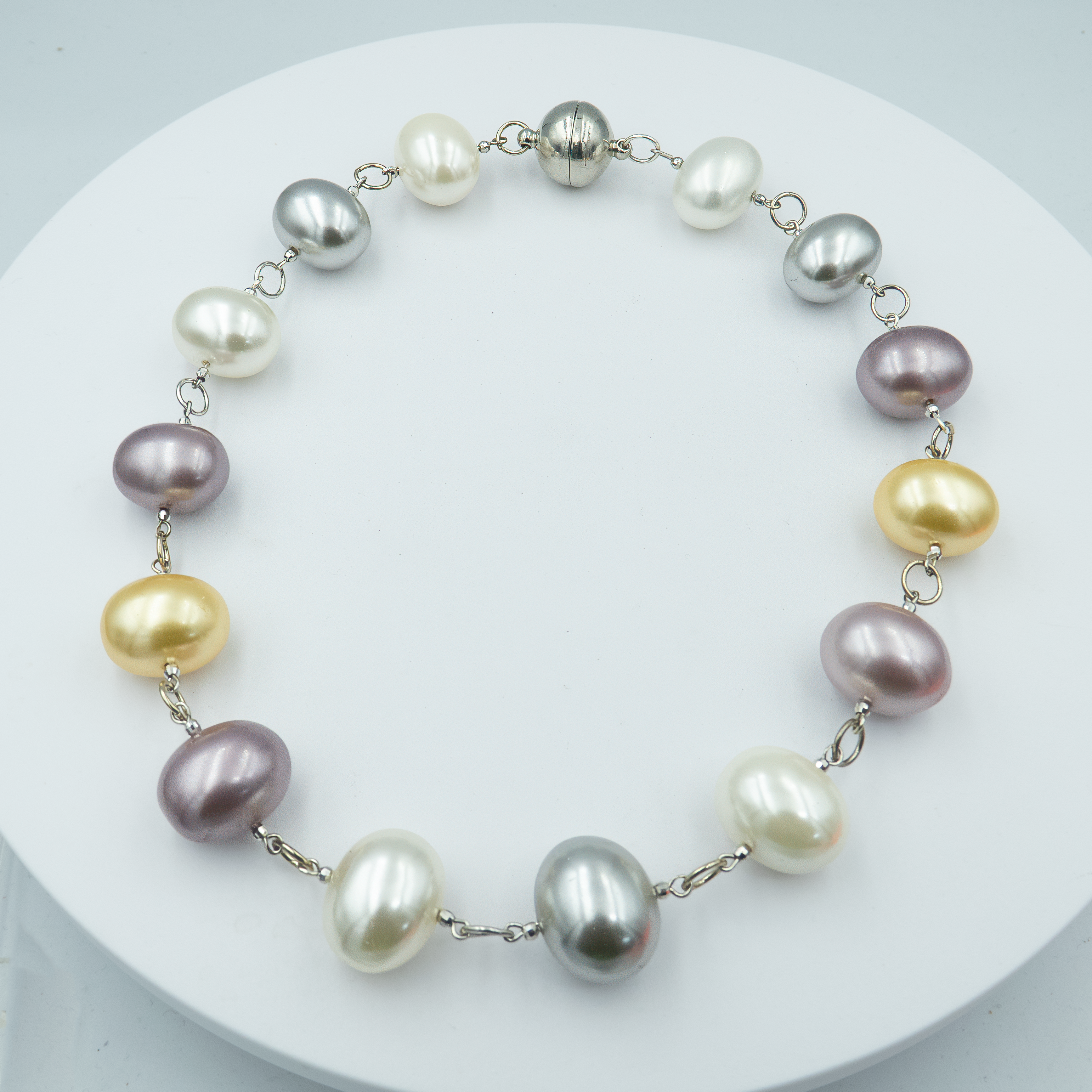 שרשרת פנינים מעוצבות בעושר צבעוני – שילוב מרענן של פנינים בגווני ורוד, סגול, כחול, ירוק וזהב, המסודרות בעבודת יד ליצירת תכשיט מלא שמחה ואופי. השרשרת יוצרת מראה נועז אך הרמוני, עם סגנון שמתאים לשגרת היום ולרגעים מיוחדים כאחד. פנינים באיכות גבוהה בעיצוב מוקפד משתלבות יחד בהרכב ייחודי שמושך את העין ומכניס צבע לכל הופעה. תכשיט שמתאים לאוהבות סטייל בולט, טאץ' שובב עם שיק קלאסי. שרשרת מושלמת לאביב ולקיץ, כמתנה משמחת או כתוספת מיוחדת למלתחה אישית.