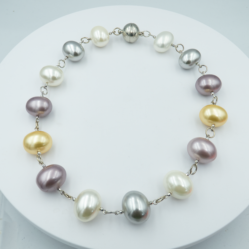 שרשרת פנינים מעוצבות בעושר צבעוני – שילוב מרענן של פנינים בגווני ורוד, סגול, כחול, ירוק וזהב, המסודרות בעבודת יד ליצירת תכשיט מלא שמחה ואופי. השרשרת יוצרת מראה נועז אך הרמוני, עם סגנון שמתאים לשגרת היום ולרגעים מיוחדים כאחד. פנינים באיכות גבוהה בעיצוב מוקפד משתלבות יחד בהרכב ייחודי שמושך את העין ומכניס צבע לכל הופעה. תכשיט שמתאים לאוהבות סטייל בולט, טאץ' שובב עם שיק קלאסי. שרשרת מושלמת לאביב ולקיץ, כמתנה משמחת או כתוספת מיוחדת למלתחה אישית.