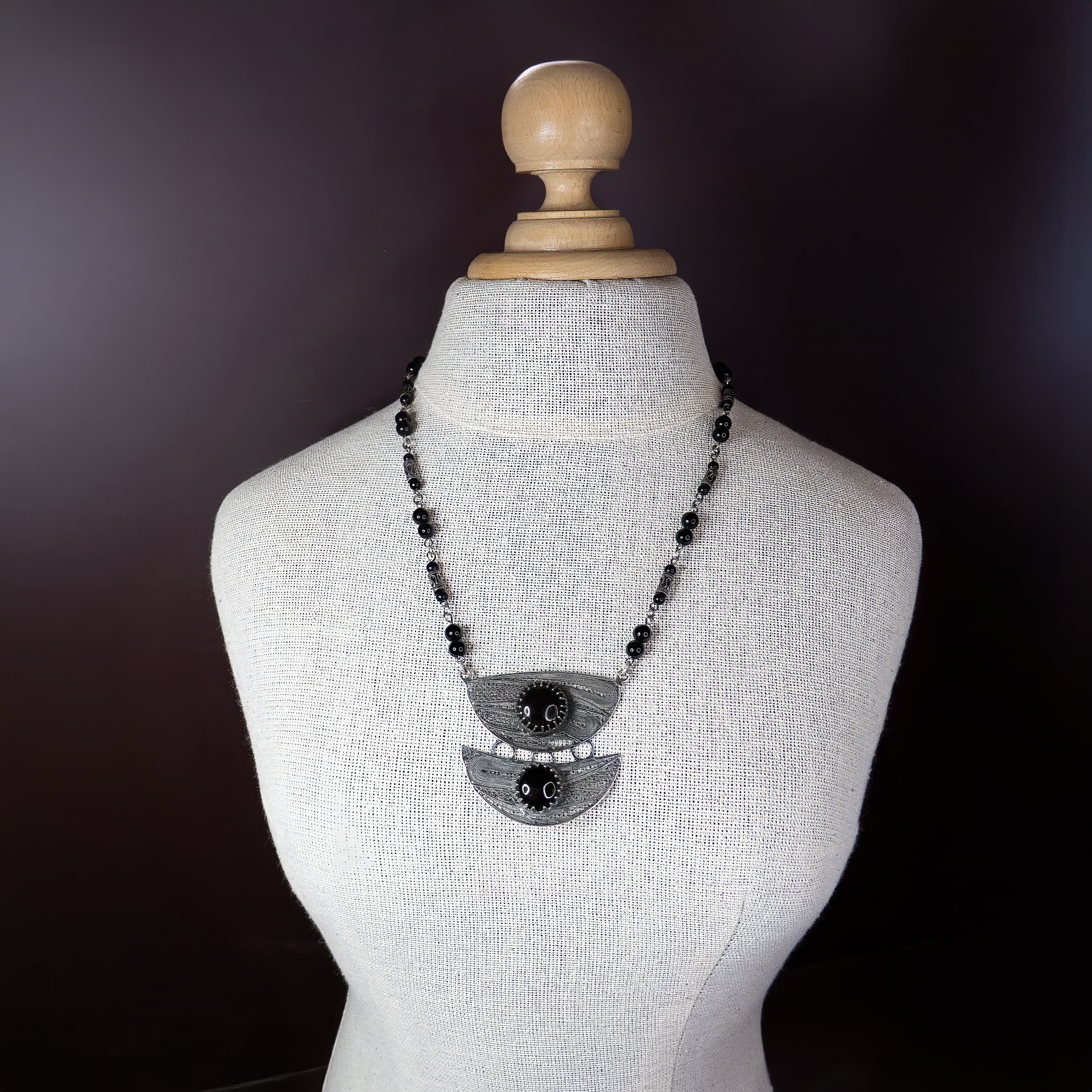 שרשרת כסף עם אלמנטים אתניים ואבני אוניקס – עיצוב גאומטרי עם נוכחות עוצמתית