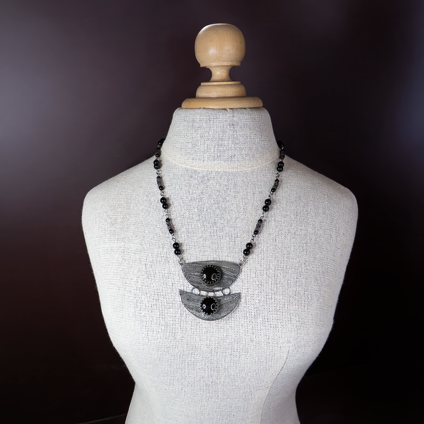 שרשרת כסף עם אלמנטים אתניים ואבני אוניקס – עיצוב גאומטרי עם נוכחות עוצמתית