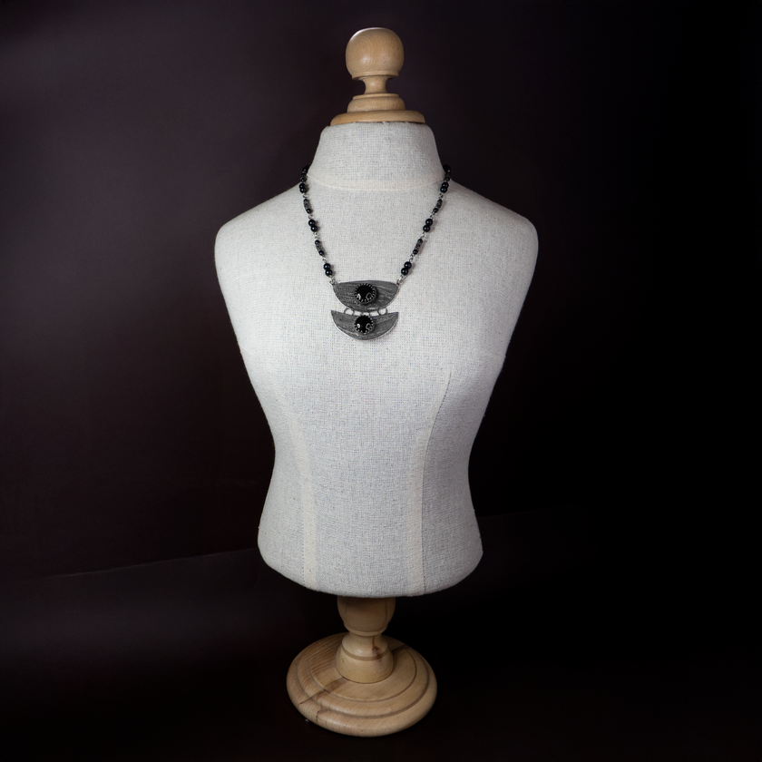 שרשרת כסף עם אלמנטים אתניים ואבני אוניקס – עיצוב גאומטרי עם נוכחות עוצמתית