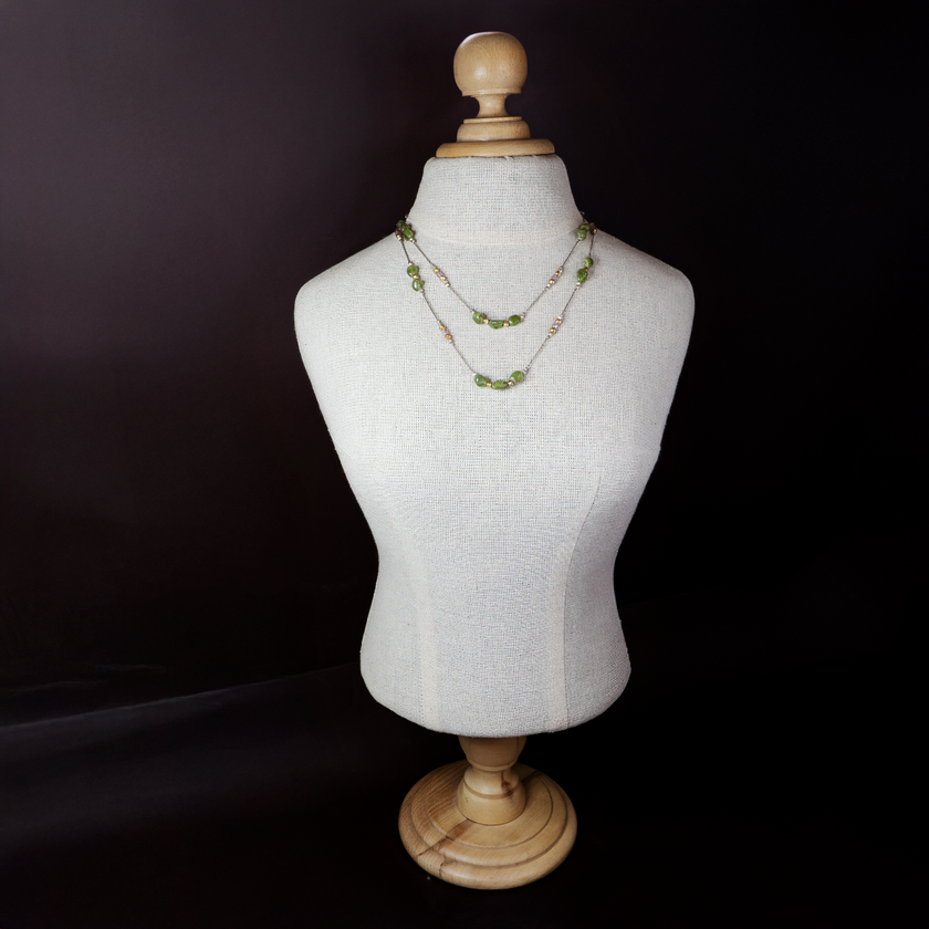 שרשרת מתוחכמת המשלבת חרוזים ירוקים טבעיים בצורת טיפות מעוגלות, חרוזים מוזהבים כסופים וחרוזים בגווני ורוד פנינה. התכשיט מונח בעדינות על רקע ורוד, תוך הדגשת הניגוד בין הברק המטאלי לרכות הצבעים. עיצוב שמתאים למראה יום-יומי וגם לערב חגיגי.
המחיר מתייחס לשרשרת אחד בלבד