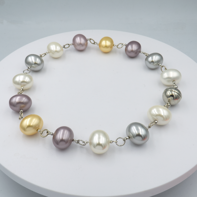 שרשרת פנינים מעוצבות בעושר צבעוני – שילוב מרענן של פנינים בגווני ורוד, סגול, כחול, ירוק וזהב, המסודרות בעבודת יד ליצירת תכשיט מלא שמחה ואופי. השרשרת יוצרת מראה נועז אך הרמוני, עם נוכחות קלילה שמתאימה לכל שעה ביום. פנינים באיכות גבוהה בעיצוב מוקפד משתלבות יחד בהרכב ייחודי שמושך את העין ומכניס צבע לכל הופעה. תכשיט שמתאים לאוהבות סטייל בולט, שילוב בין אופנה נועזת לאופי רך. שרשרת מושלמת לאביב ולקיץ, כמתנה משמחת או כתוספת מיוחדת למלתחה אישית.