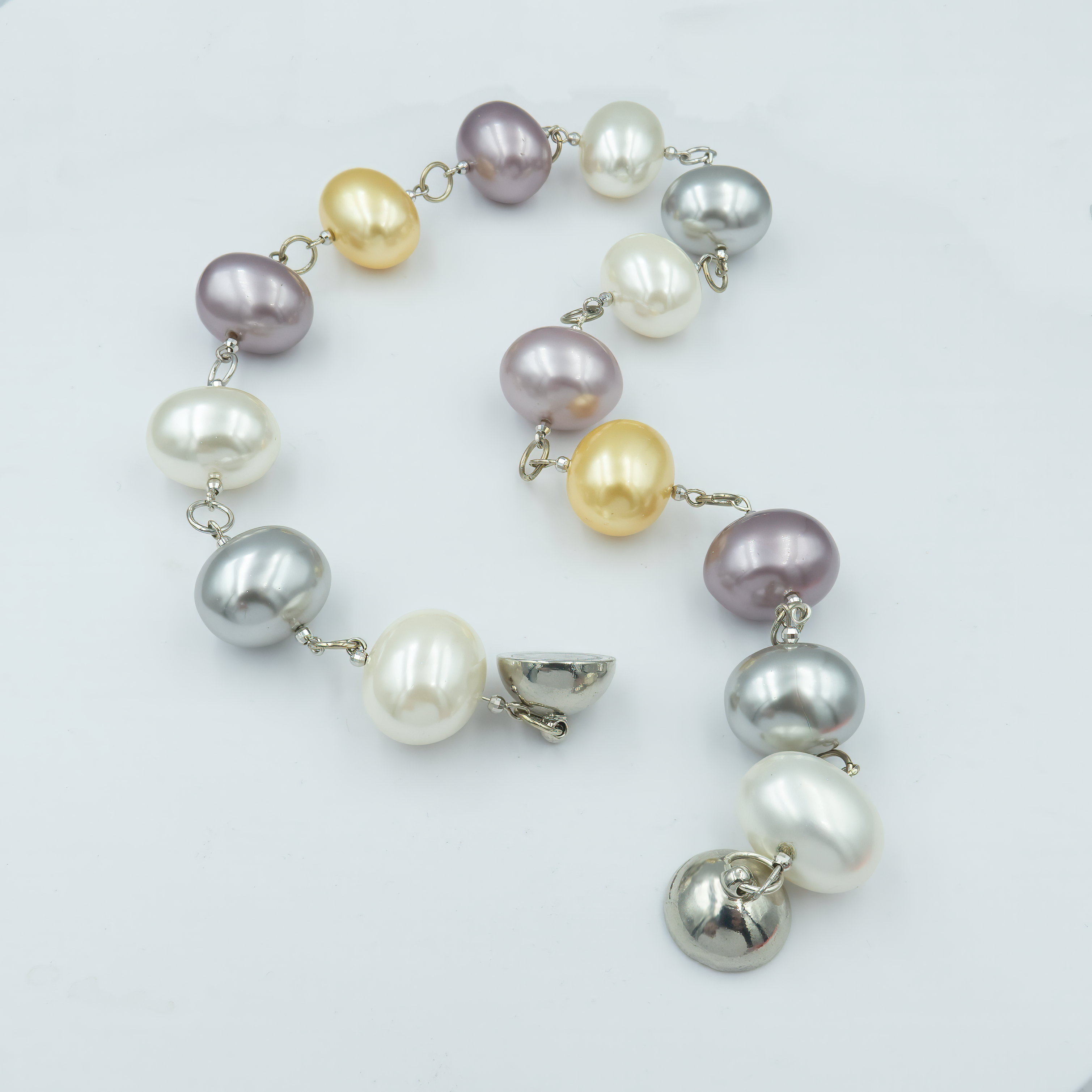 שרשרת פנינים מעוצבות בגוונים רכים ועליזים – שילוב מרענן של פנינים בגווני ורוד, סגול, כחול, ירוק וזהב, המסודרות בעבודת יד ליצירת תכשיט מלא שמחה ואופי. השרשרת יוצרת מראה נועז אך הרמוני, עם נוכחות קלילה שמתאימה לכל שעה ביום. פנינים באיכות גבוהה בעיצוב מוקפד משתלבות יחד בהרכב ייחודי שמושך את העין ומכניס צבע לכל הופעה. תכשיט שמתאים לאוהבות סטייל בולט, שילוב בין אופנה נועזת לאופי רך. שרשרת מושלמת לאביב ולקיץ, כמתנה משמחת או כתוספת מיוחדת למלתחה אישית.