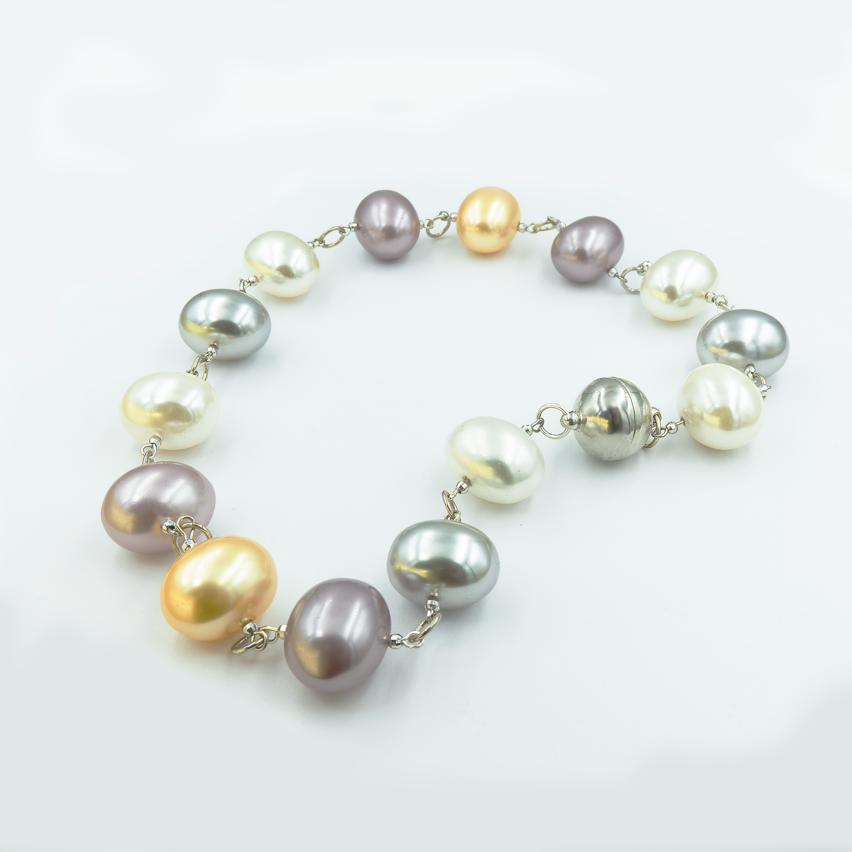 שרשרת פנינים מעוצבות בצבעוניות חגיגית – שילוב מרענן של פנינים בגווני ורוד, סגול, כחול, ירוק וזהב, המסודרות בעבודת יד ליצירת תכשיט מלא שמחה ואופי. השרשרת יוצרת מראה נועז אך הרמוני, עם נוכחות קלילה שמתאימה לכל שעה ביום. פנינים באיכות גבוהה בעיצוב מוקפד משתלבות יחד בהרכב ייחודי שמושך את העין ומכניס צבע לכל הופעה. תכשיט שמתאים לאוהבות סטייל בולט, טאץ' שובב עם שיק קלאסי. שרשרת מושלמת לאביב ולקיץ, כמתנה משמחת או כתוספת מיוחדת למלתחה אישית.