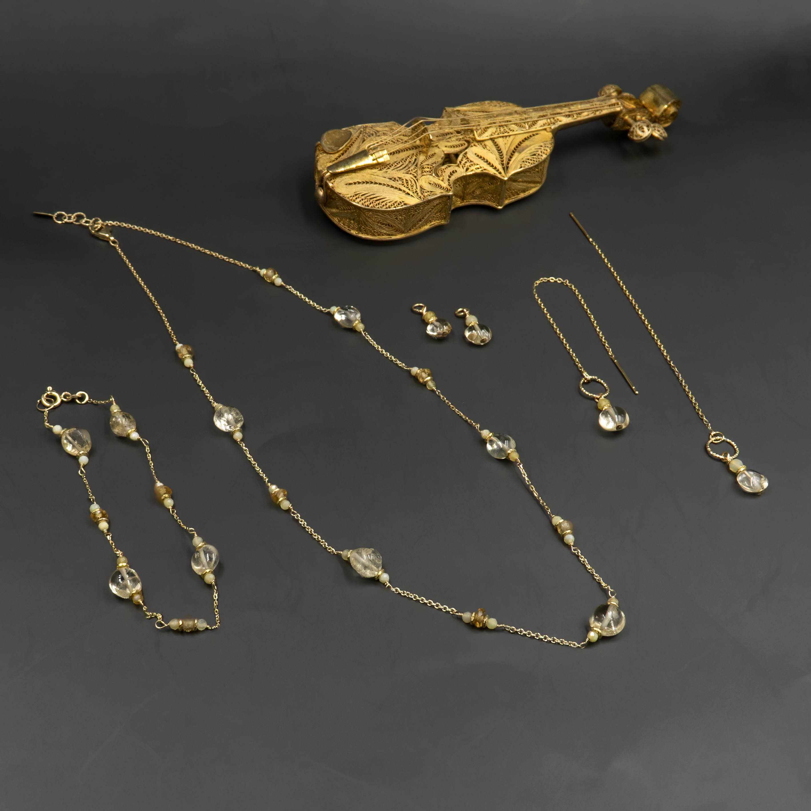 צמיד זהב 14 קראט עם טופז ואופל צהוב