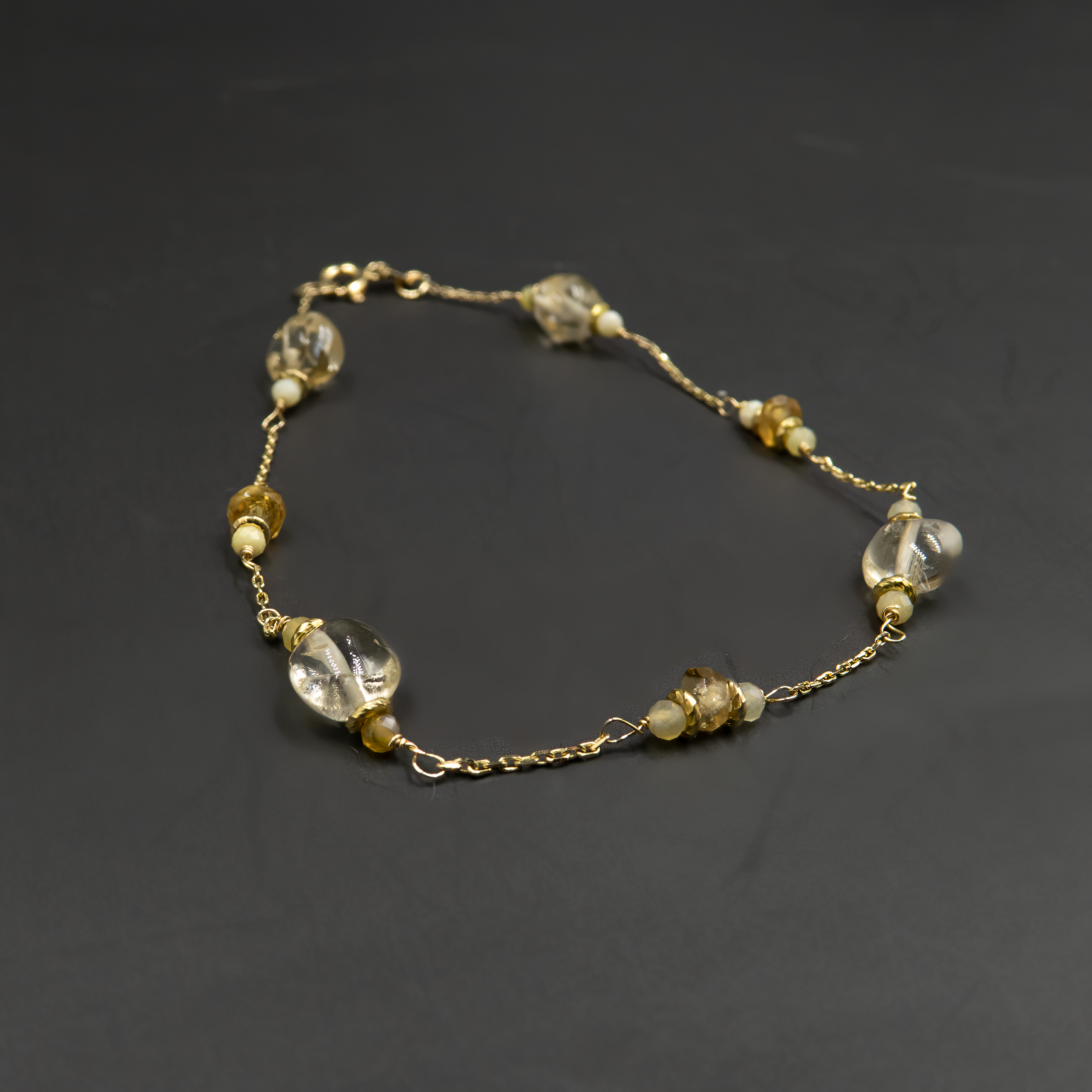 צמיד זהב 14 קראט עם טופז ואופל צהוב