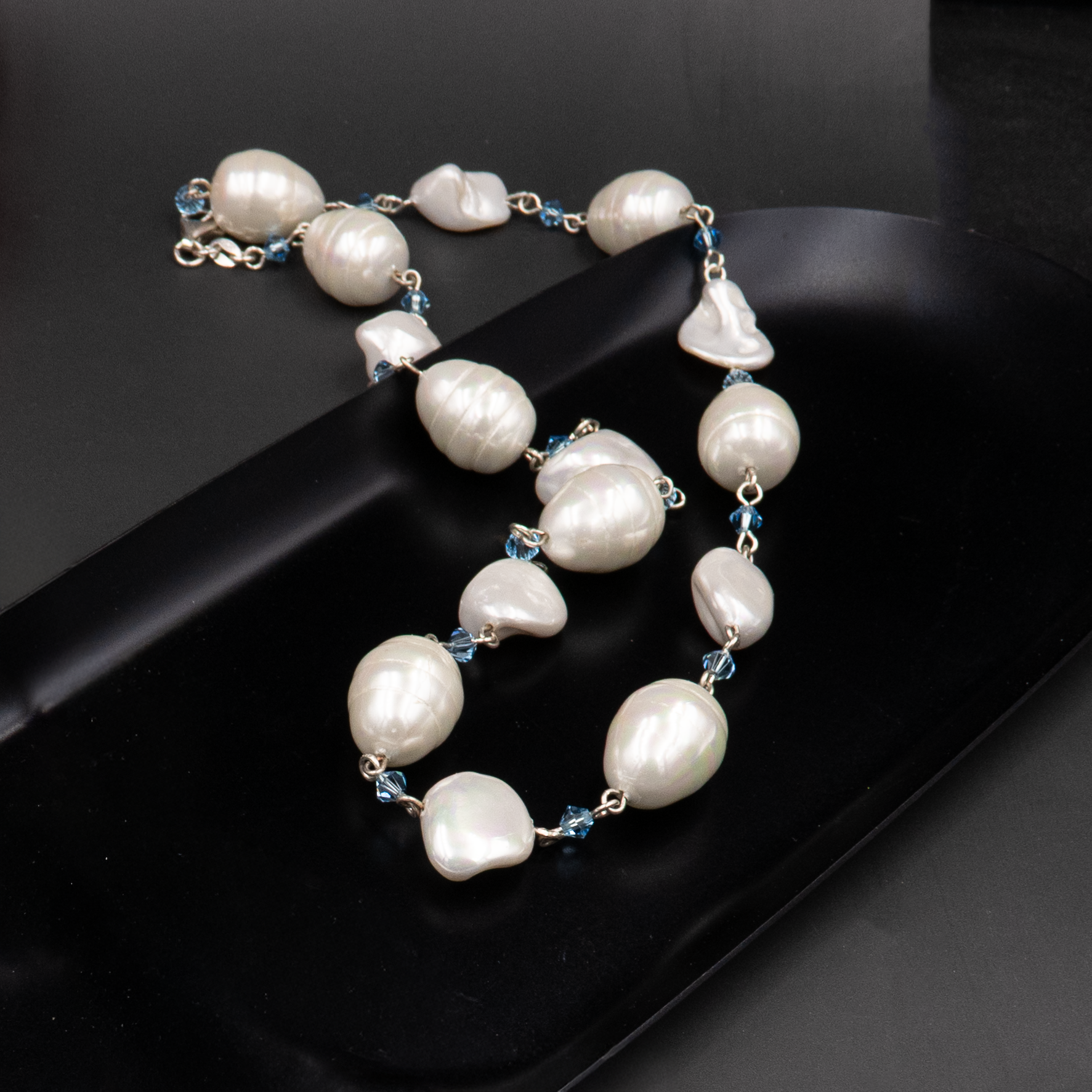 Necklace with pearl pendant