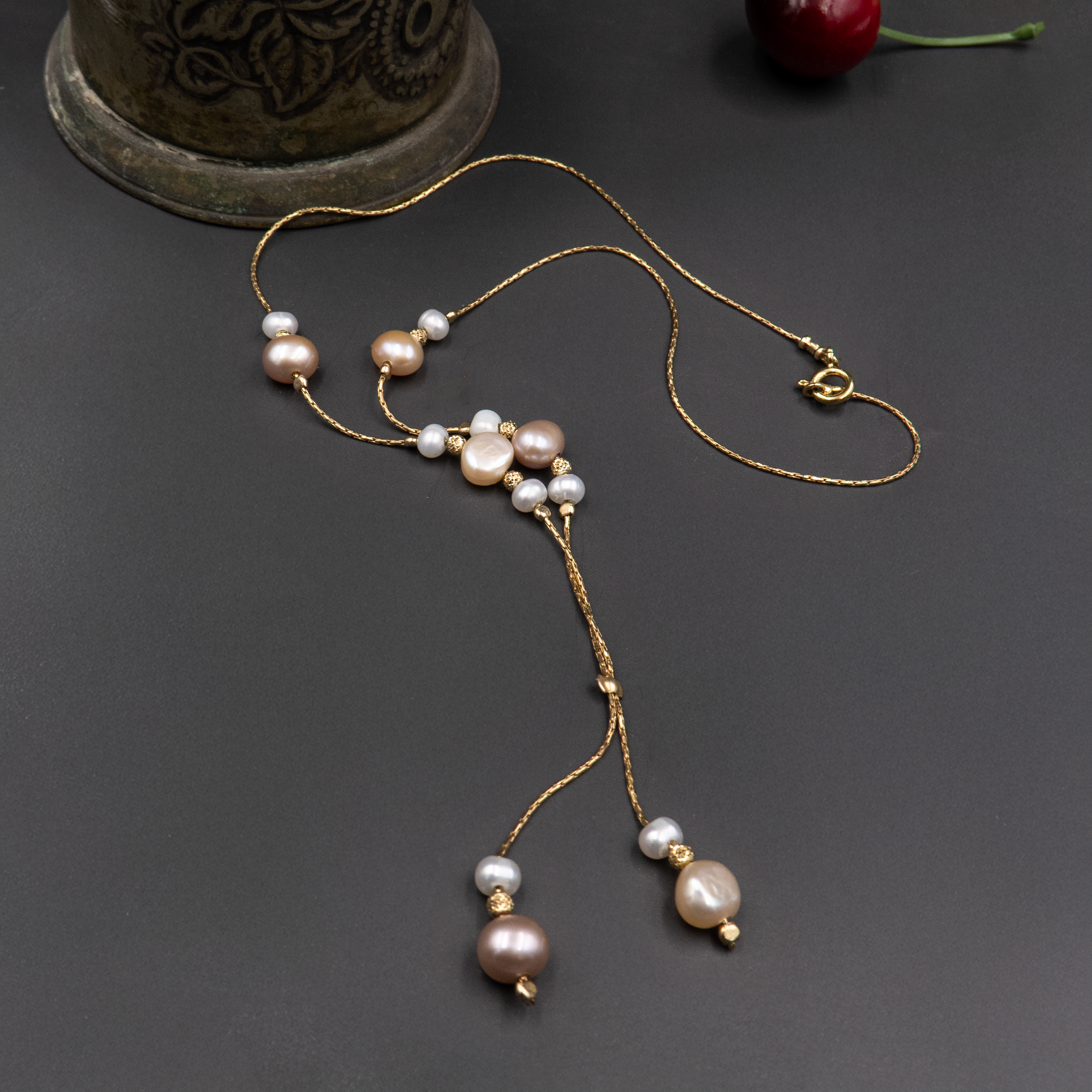 שרשרת עם פנינים לבנות ובגוון וורוד-פודרה