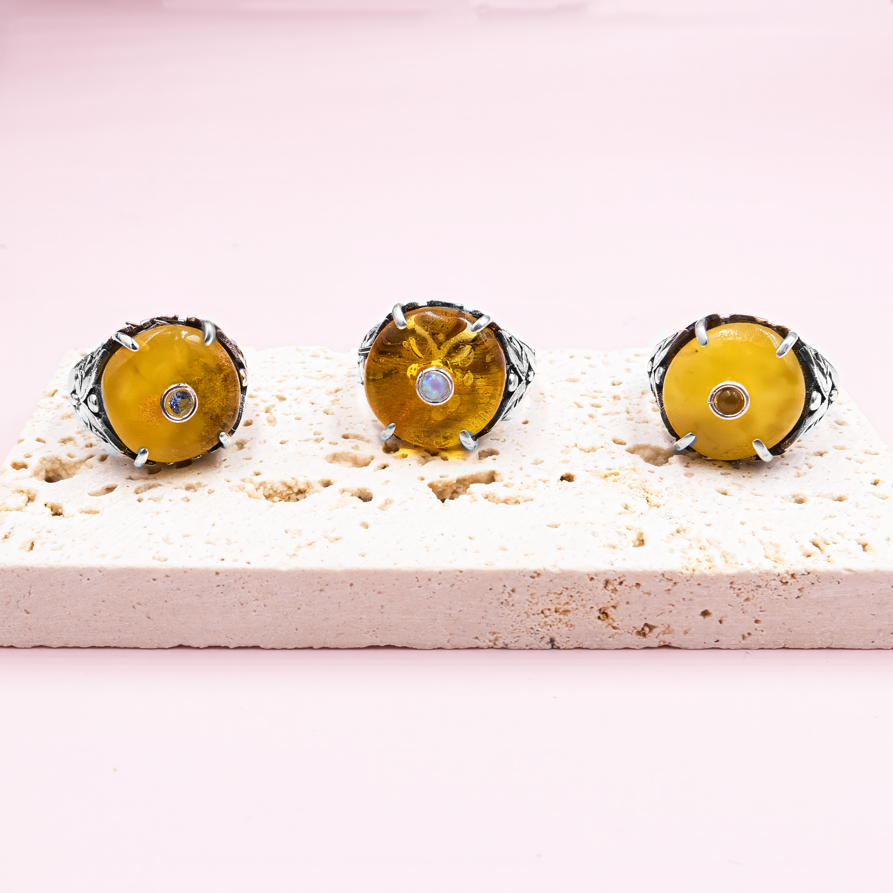 טבעת כסף בשלוב אבן ענבר חצי שקוף ואופל