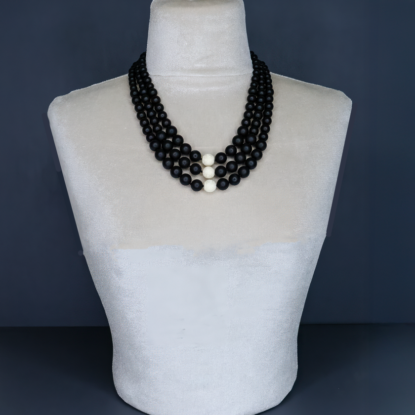 שרשרת אגט שחור ואלמוג לבן