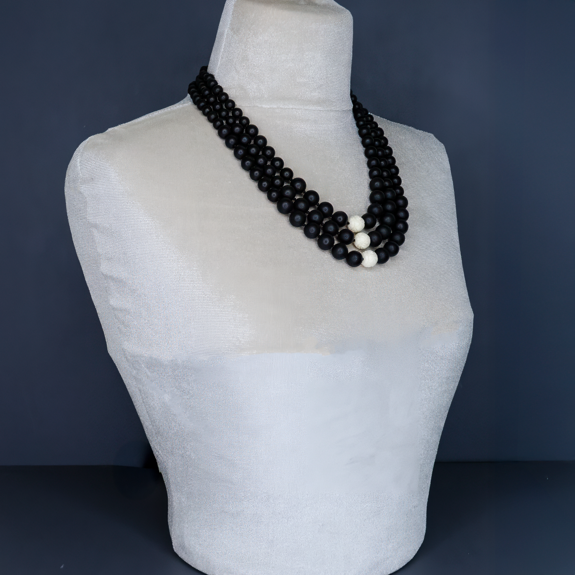 שרשרת אגט שחור ואלמוג לבן