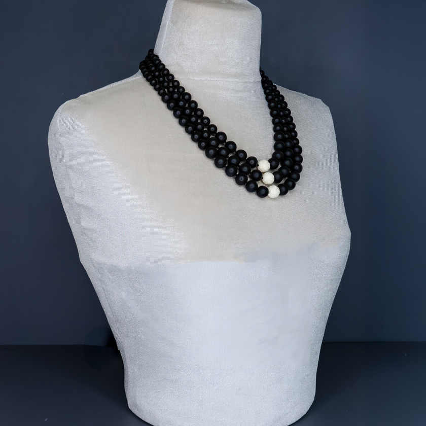 שרשרת אגט שחור ואלמוג לבן