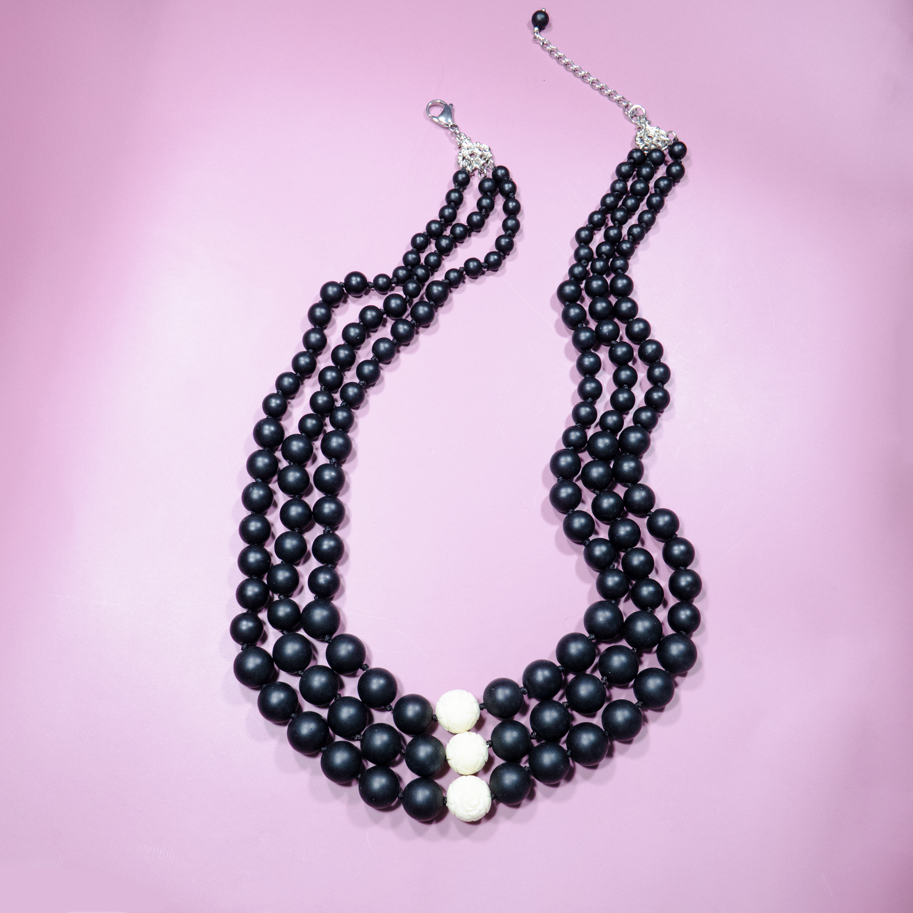 שרשרת אגט שחור ואלמוג לבן