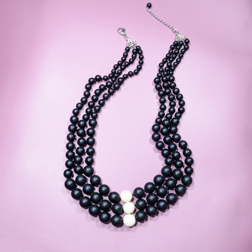 שרשרת אגט שחור ואלמוג לבן