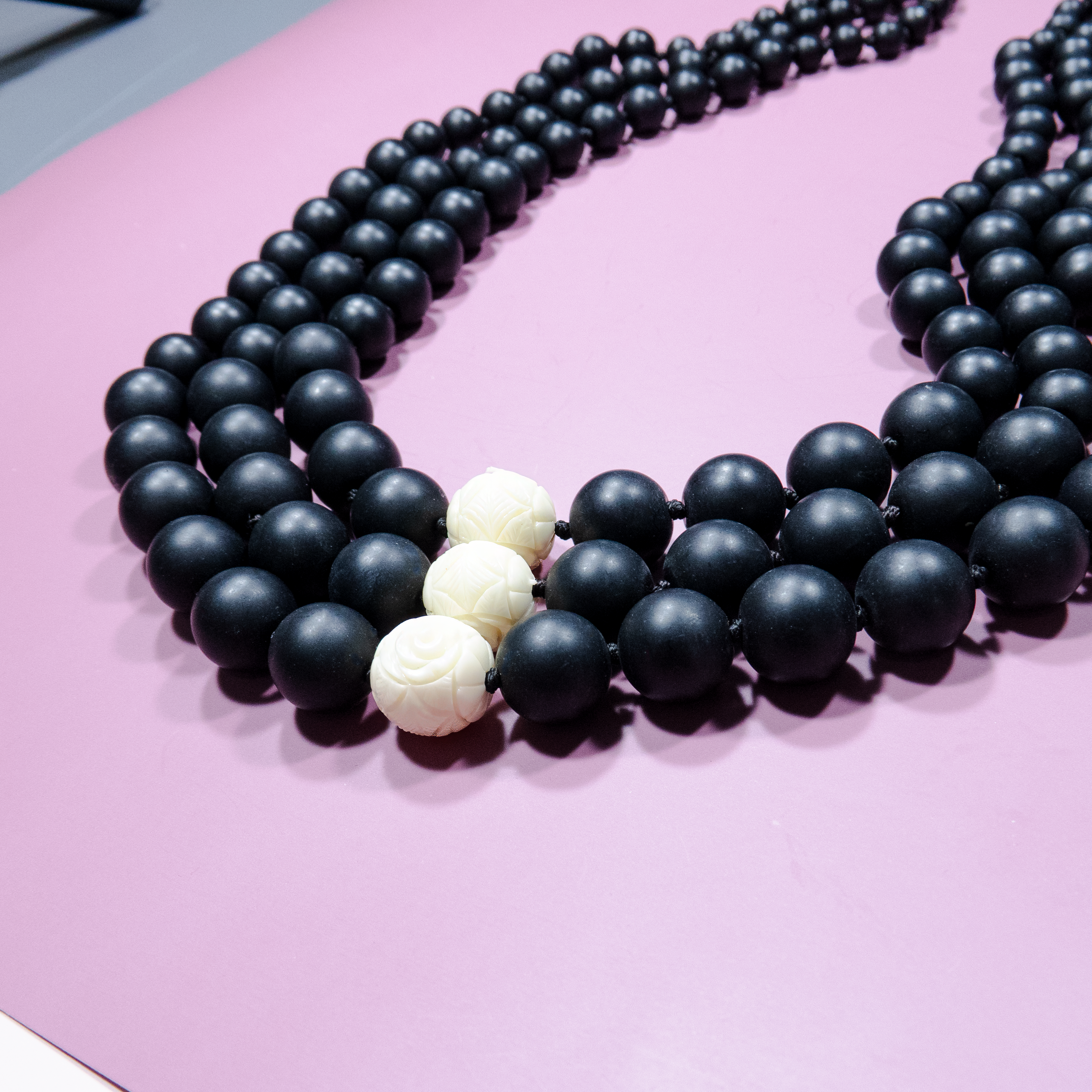 שרשרת אגט שחור ואלמוג לבן