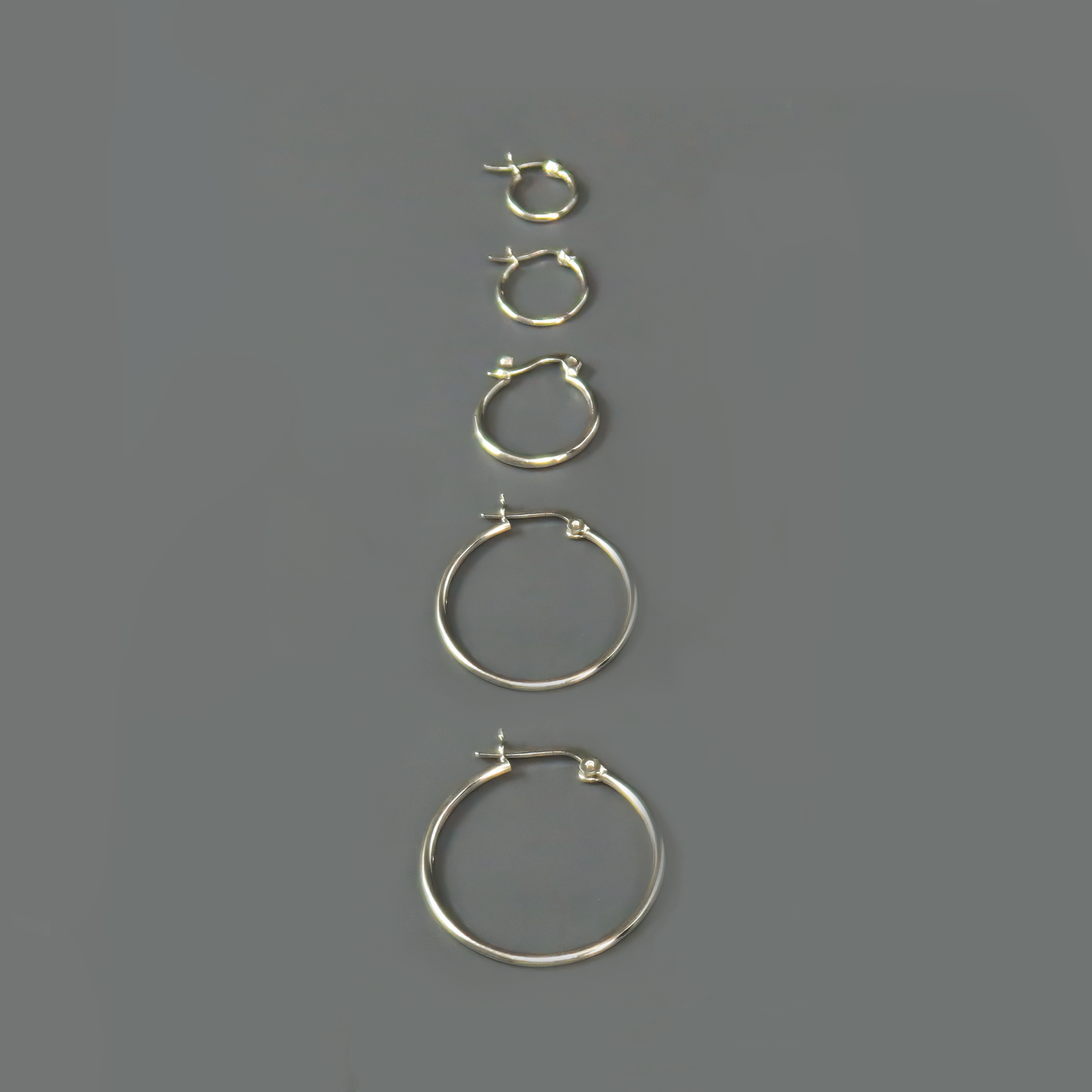 עגילי חישוק כסף במגוון מידות שונות