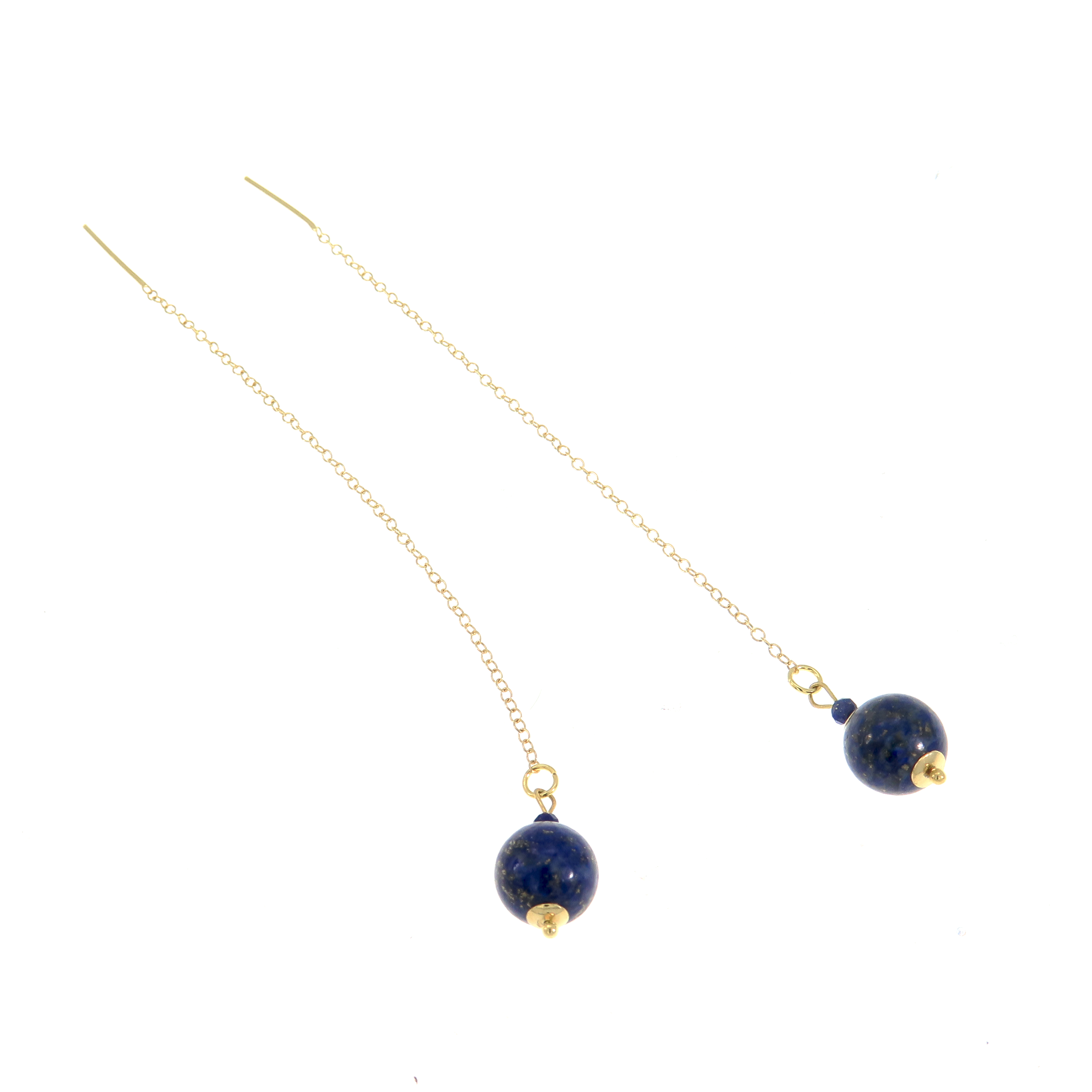 עגילי שרשרת בעבודת יד עם אבן לפיס טבעית בגוון כחול עמוק עם נגיעות זהובות. העיצוב משדר עוצמה שקטה, אלגנטיות ונוכחות. הלפיס נחשבת לאבן של חכמה, ביטוי עצמי ואצילות. עגיל מושלם למי שאוהבת תכשיטים בעלי אופי, צבע עמוק ומשמעות רוחנית.

