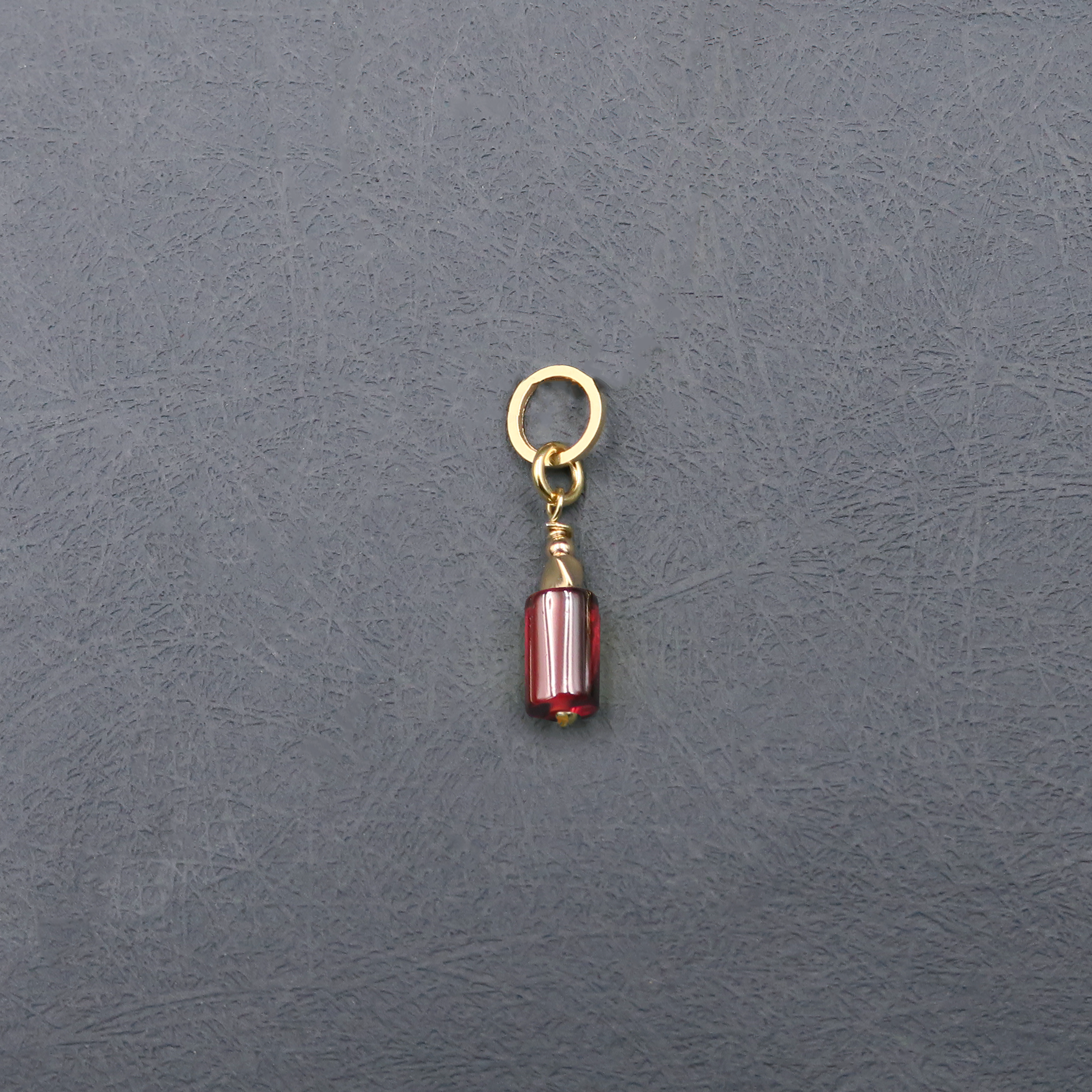 צ'ארם קריסטל בגוון של גארנט