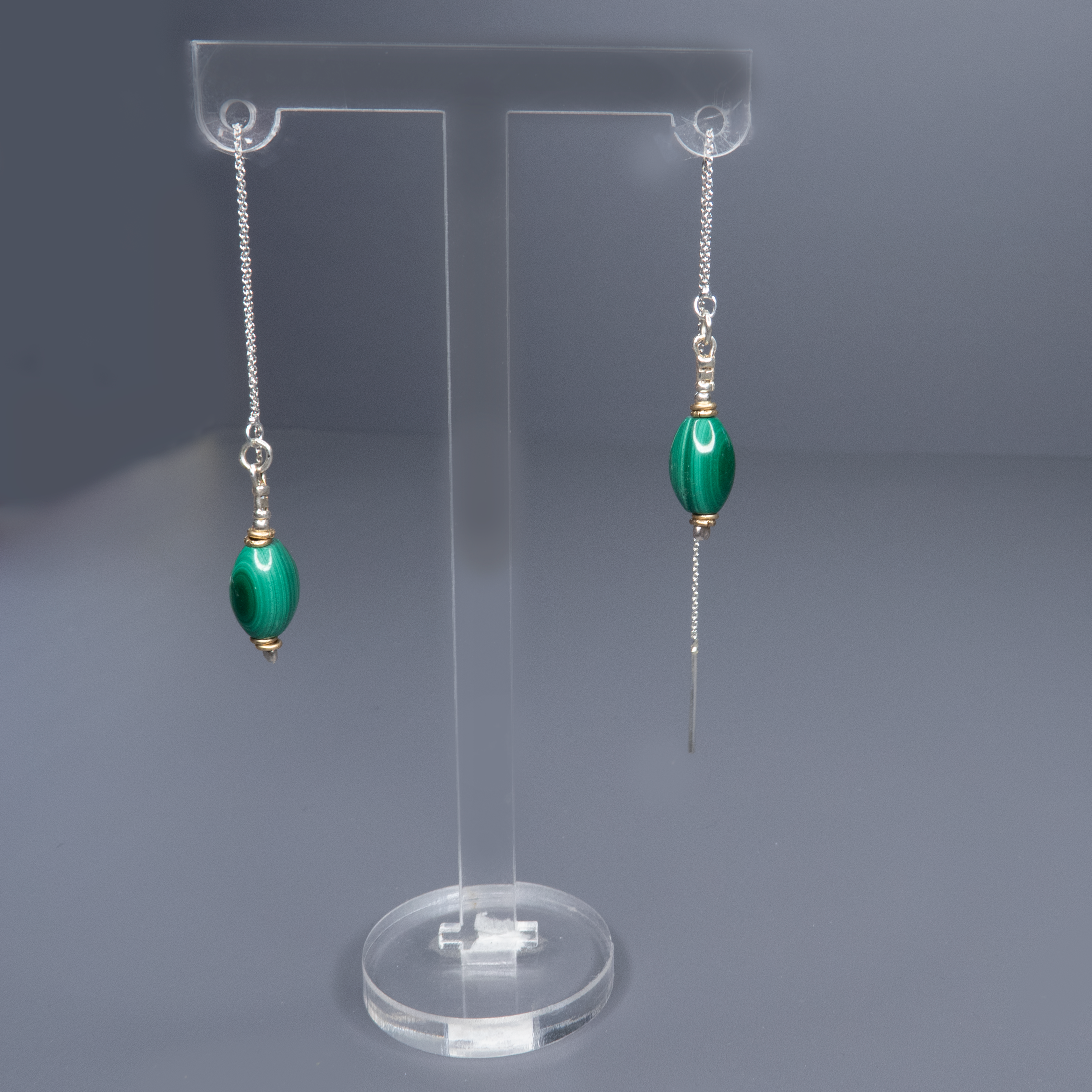 עגילי שרשרת עם מלכית טבעית בעבודת יד – תכשיט יוקרתי שמשלב בין קווים נקיים ונשיים לבין עוצמה טבעית. המלכית הירוקה מאופיינת בפסים כהים ובהירים שמעניקים לכל אבן עומק ויופי ייחודי. העיצוב האלגנטי של השרשרת מדגיש את האבן ומייצר תנועה רכה וסגנון זורם. מתאים לנשים שמחפשות תכשיט עם נוכחות שקטה אך בולטת, שמשלב בין טוהר, תחכום ואיכות גבוהה. מושלם ליום-יום אלגנטי או לאירועים.

