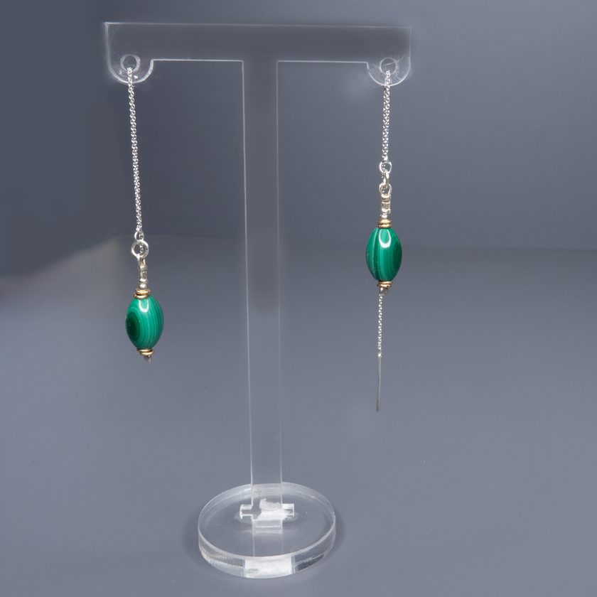 עגילי שרשרת עם מלכית טבעית בעבודת יד – תכשיט יוקרתי שמשלב בין קווים נקיים ונשיים לבין עוצמה טבעית. המלכית הירוקה מאופיינת בפסים כהים ובהירים שמעניקים לכל אבן עומק ויופי ייחודי. העיצוב האלגנטי של השרשרת מדגיש את האבן ומייצר תנועה רכה וסגנון זורם. מתאים לנשים שמחפשות תכשיט עם נוכחות שקטה אך בולטת, שמשלב בין טוהר, תחכום ואיכות גבוהה. מושלם ליום-יום אלגנטי או לאירועים.

